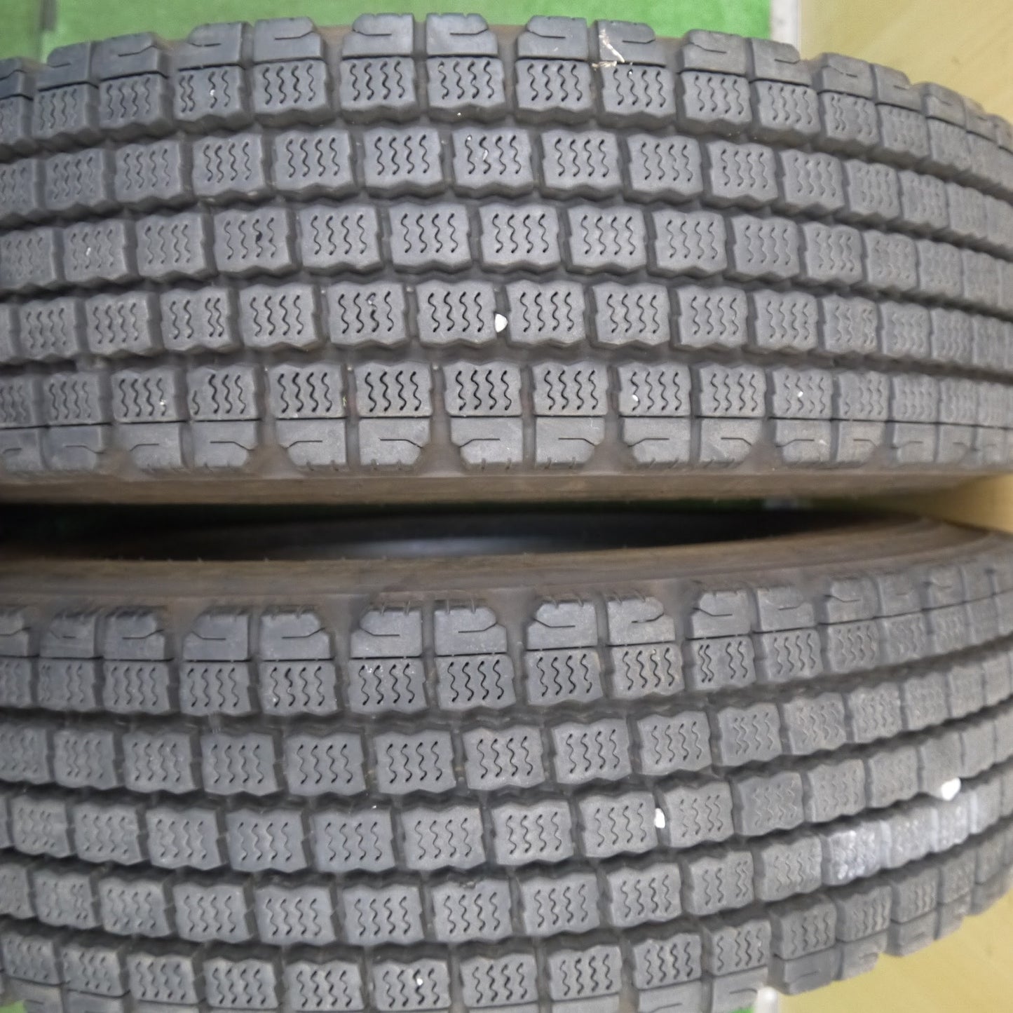 [送料無料]バリ溝！22年！9分★トラック タイヤ 225/80R17.5 123/122L スタッドレス ブリヂストン W910 17.5インチ★3050301クスタ
