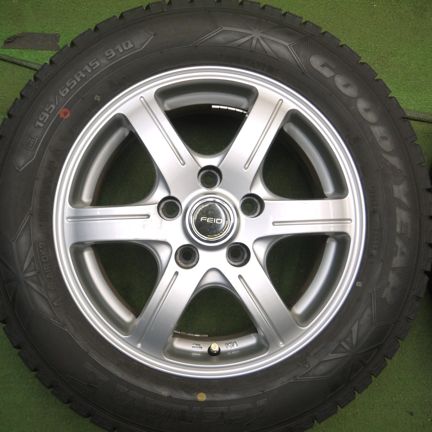 [送料無料]超バリ溝！キレイ！ほぼ10分★スタッドレス 195/65R15 グッドイヤー アイスナビ6 FEID 15インチ PCD114.3/5H★3111305Hス