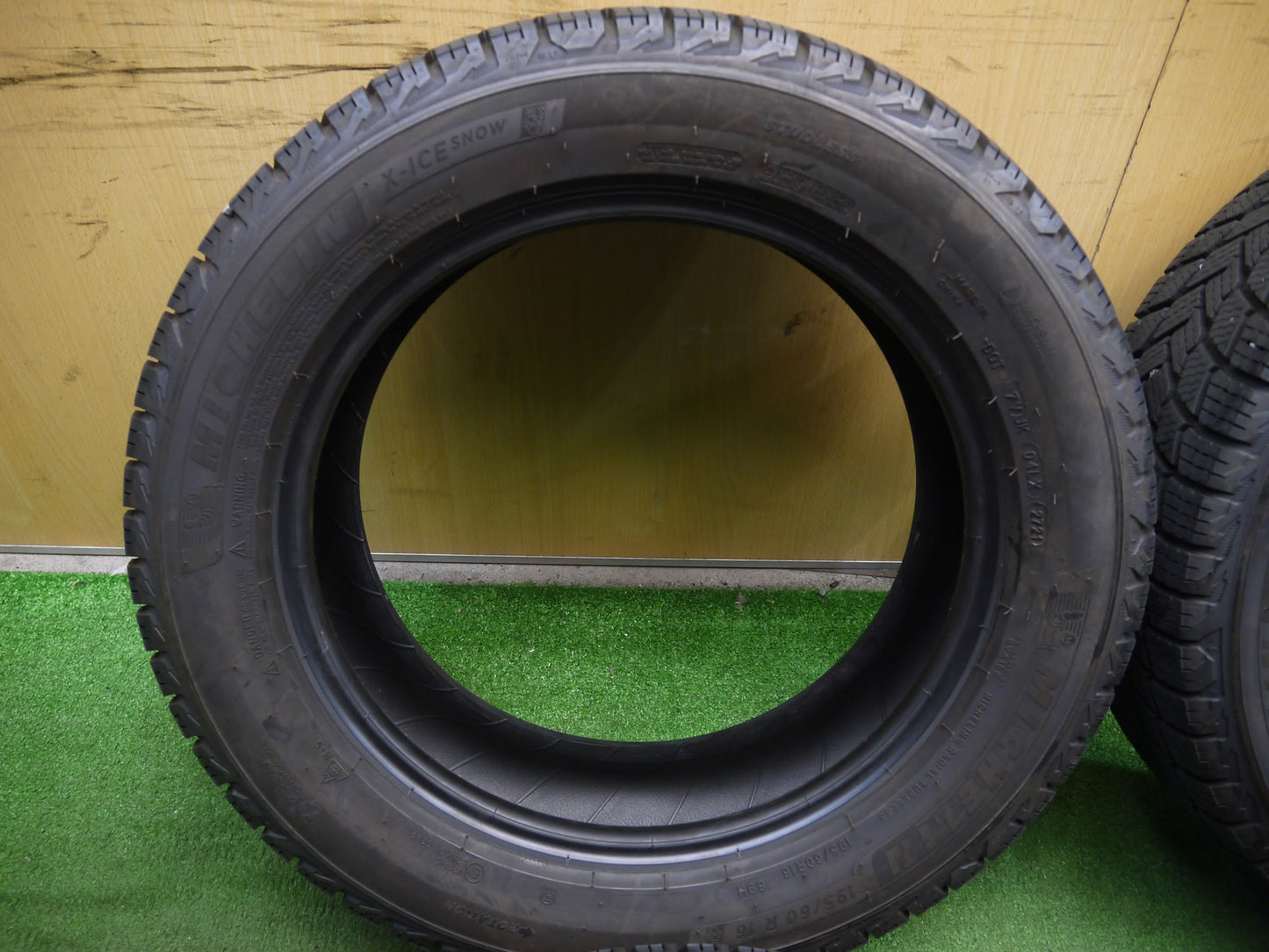 [送料無料]ほぼ未使用！21年！超バリ溝★スタッドレス 195/60R16 ミシュラン X-ICE SNOW タイヤ 16インチ セレナ プリウス インプレッサ 等★2123008クスタ