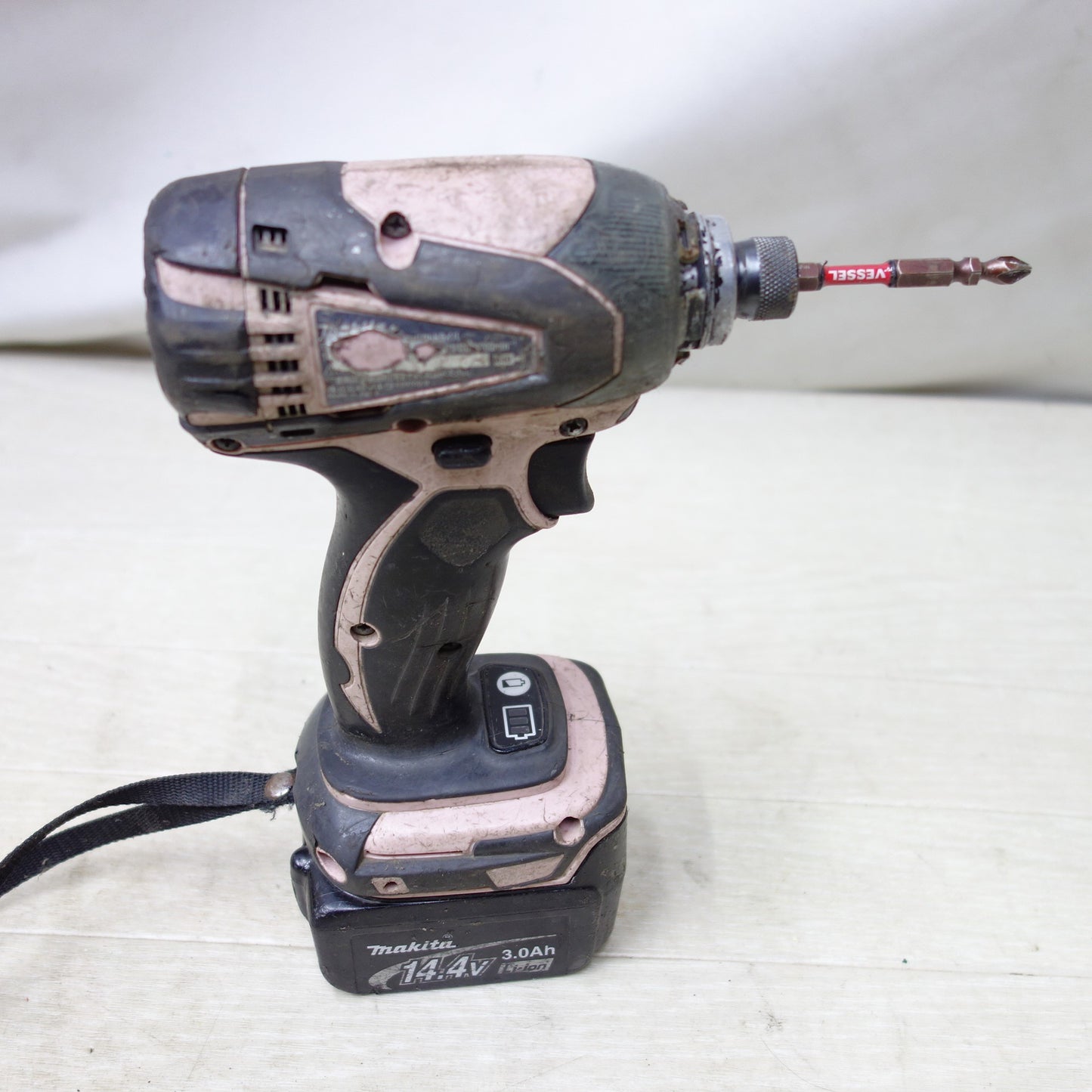 [送料無料] ◆makita マキタ 充電式インパクトドライバ TD134D 14.4V BL1430 バッテリー 充電器付き 電動工具◆