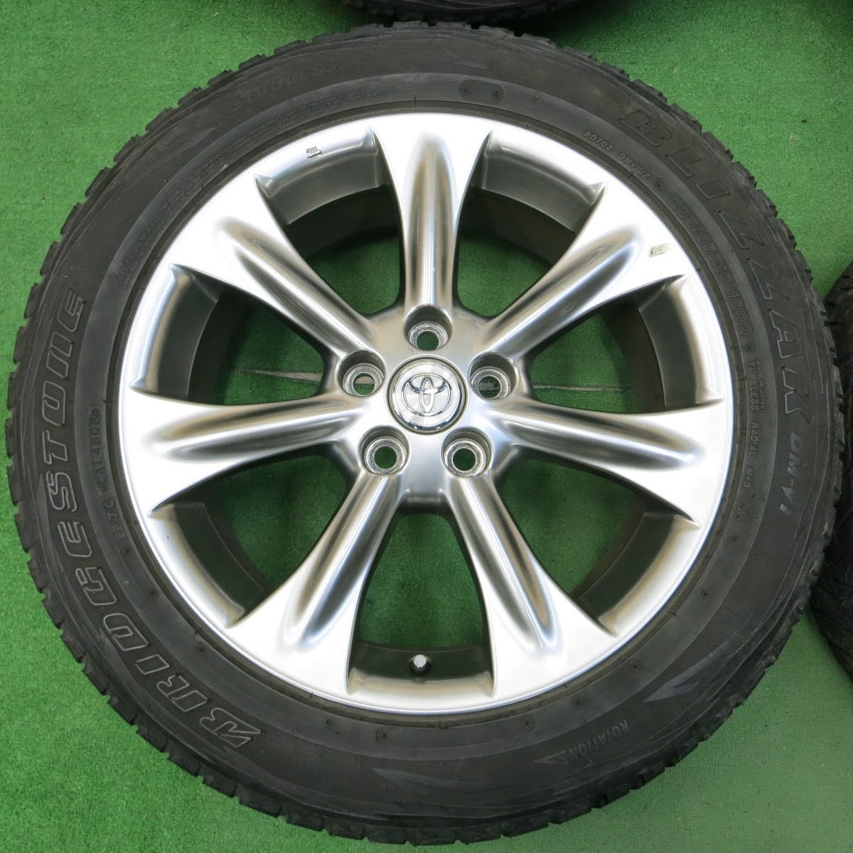 [送料無料]キレイ★トヨタ 30系 ハリアー 純正 235/55R18 スタッドレス ブリヂストン ブリザック DM-V1 18インチ PCD114.3/5H★3070105イス