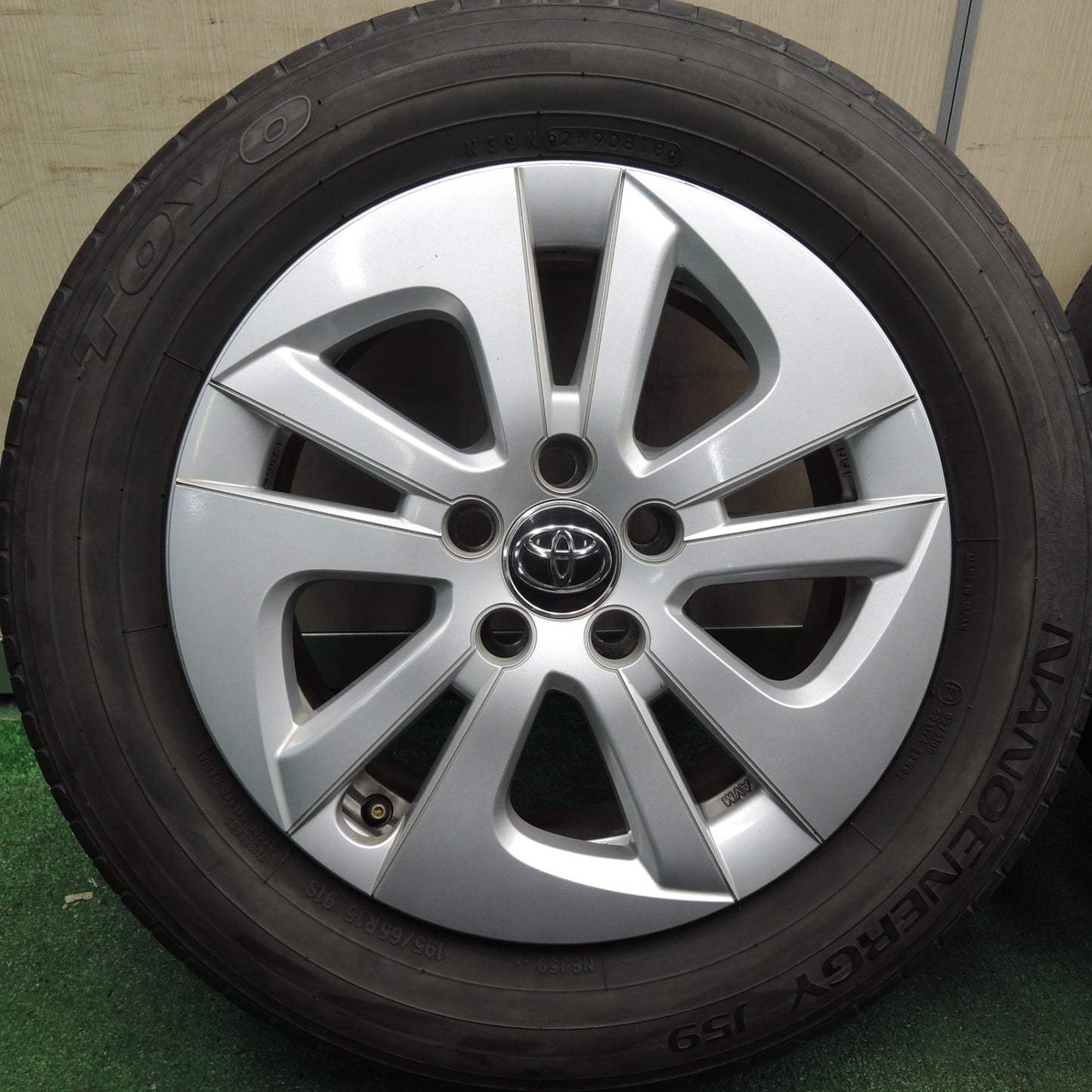 *送料無料* 4本価格★トヨタ 50系 プリウス 純正 195/65R15 トーヨー ナノエナジー J59 15インチ PCD100/5H★4021702HAノ