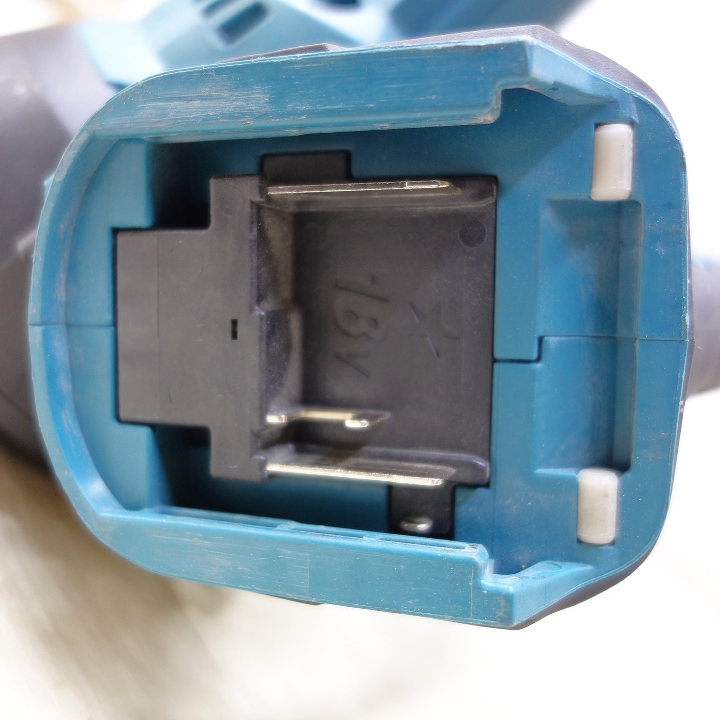 [送料無料] ◆makita マキタ 充電式ポータブルバンドソー PB181D 18V 切断機 電動工具 本体のみ◆