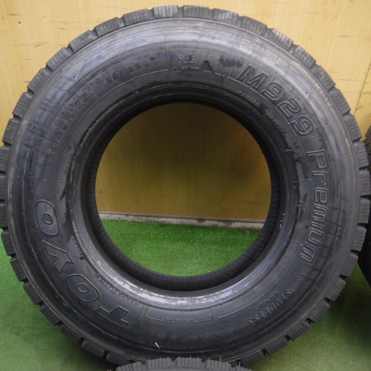 *送料無料*未使用！21年★トラック 再生 タイヤ 225/80R17.5 123/122L トーヨー M929 ベース TOKO M317 17.5インチ★3122817KKスタ