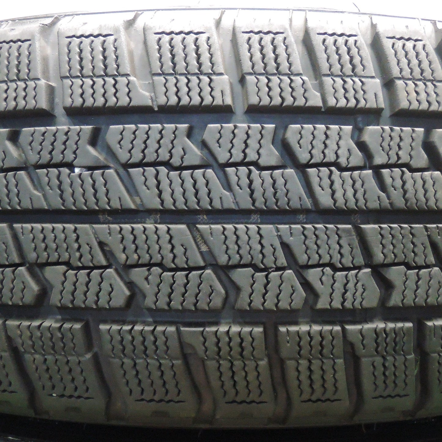 [送料無料]超バリ溝！キレイ！ほぼ10分★スタッドレス 195/65R15 グッドイヤー アイスナビ ZEA2 Exceeder エクシーダー 15インチ PCD114.3/5H★3090901NJス