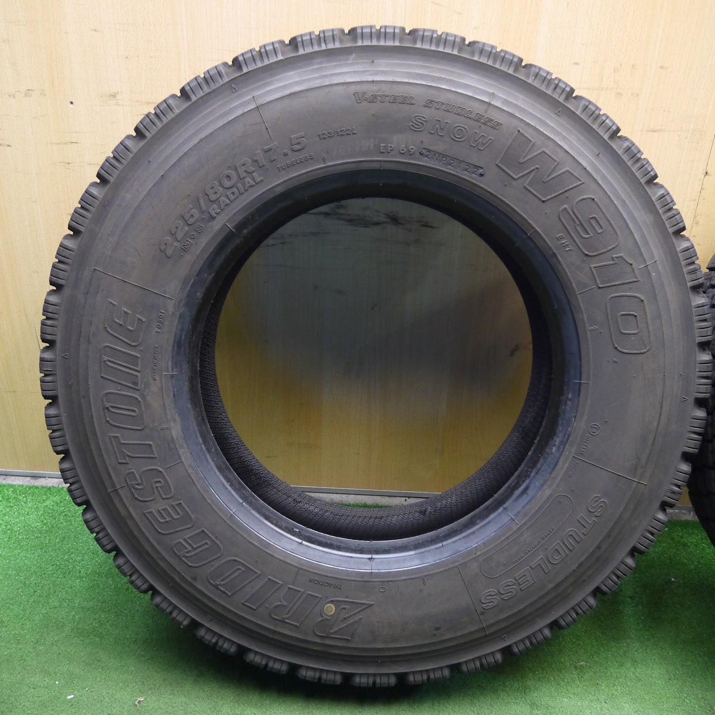 [送料無料]バリ溝！22年！9分★トラック タイヤ 225/80R17.5 123/122L スタッドレス ブリヂストン W910 17.5インチ★3050301クスタ