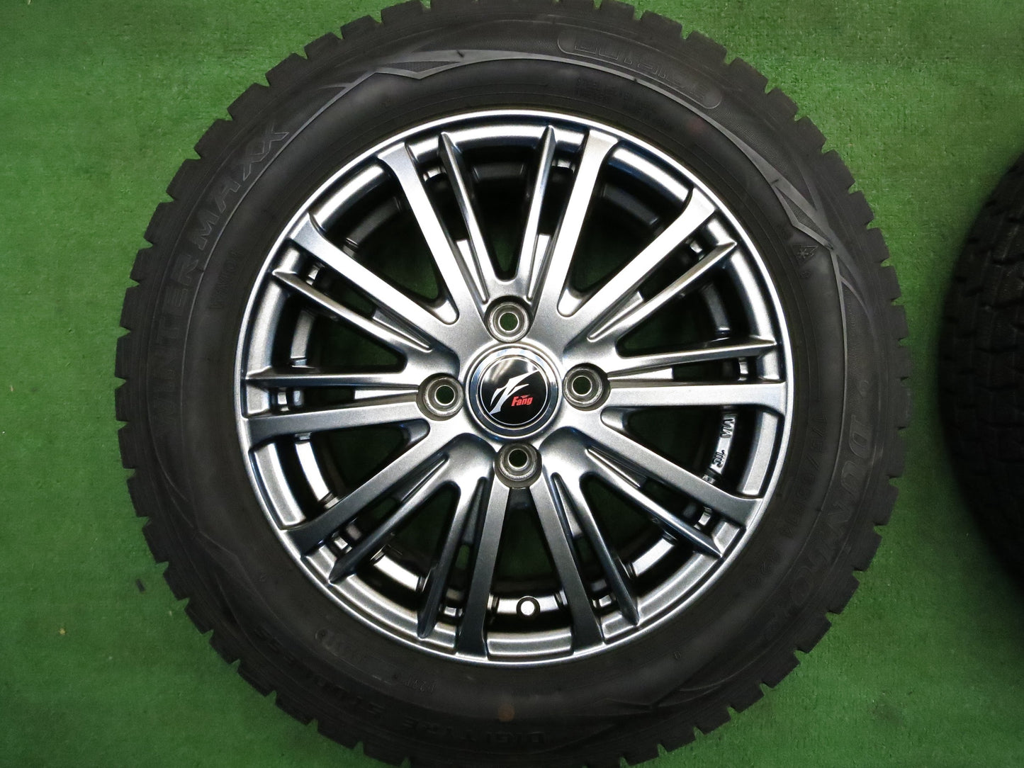 [送料無料]超バリ溝！18年！キレイ！9.5分以上★スタッドレス 175/65R14 ダンロップ ウインターマックス WM01 Fang ファング 14インチ PCD100/4H★2121204Hス