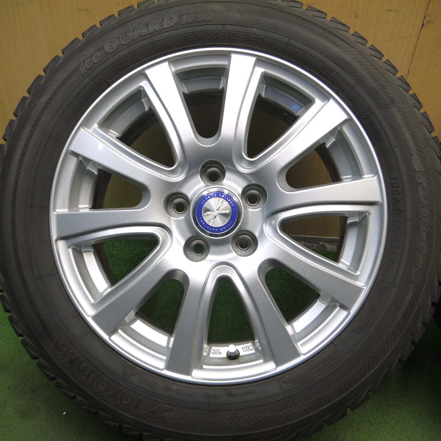*送料無料*バリ溝！9.5分★スタッドレス 185/60R15 ヨコハマ アイスガード iG30 JENEIGE 15インチ PCD100/5H★3102701Hス