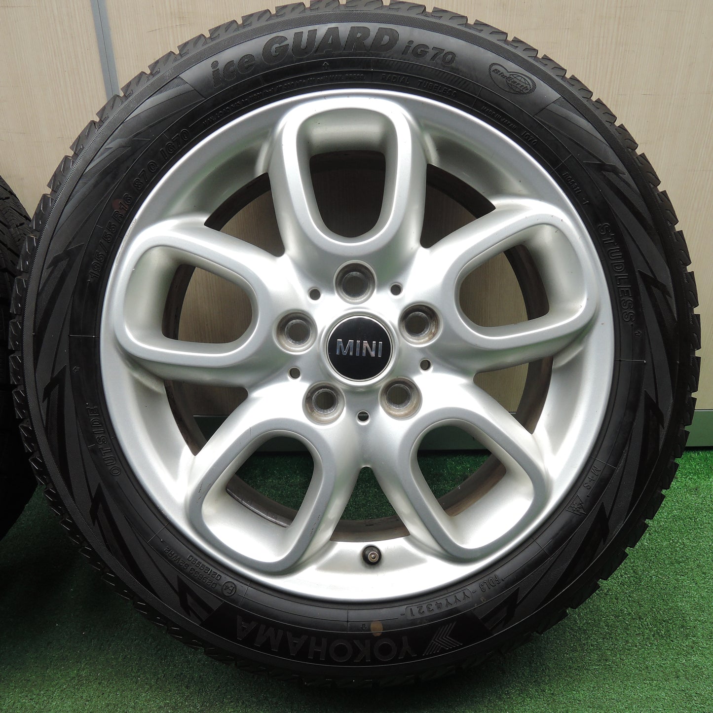 *送料無料*バリ溝！21年！ほぼ10分★MINI F55 ミニ クーパー 純正 OP 195/55R16 スタッドレス ヨコハマ アイスガード iG70 16インチ PCD112/5H★4012303NJス