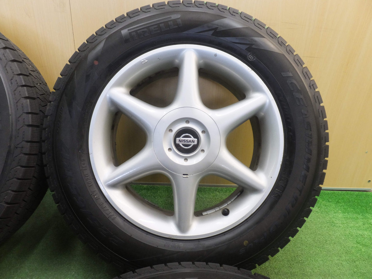 [送料無料]バリ溝！ほぼ10分★スタッドレス 日産 純正 225/65R17 ピレリ アイスアシンメトリコ プラス 17インチ★9011909スス