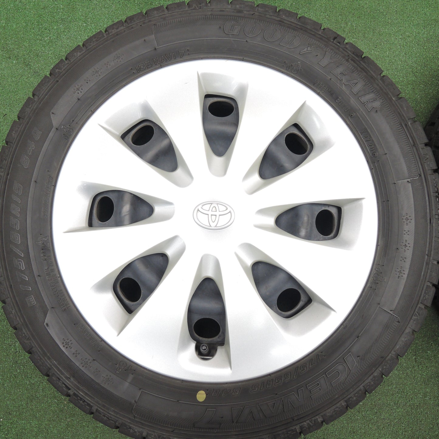 *送料無料* バリ溝！20年！キレイ！9分★トヨタ アクア 純正 スチール 175/65R15 スタッドレス グッドイヤー アイスナビ7 15インチ PCD100/4H★4022506HAス