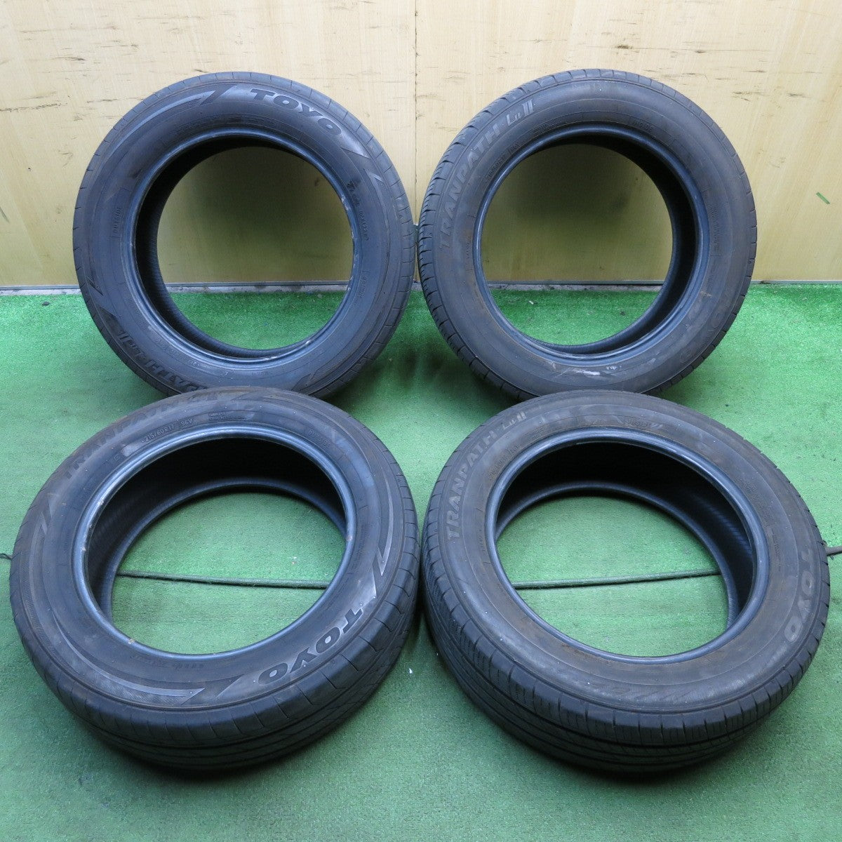 *送料無料* バリ溝！21年！9分★215/60R17 トーヨー トランパス LuⅡ タイヤ 17インチ アルファード ヴェルファイア 等★4022203KKノタ