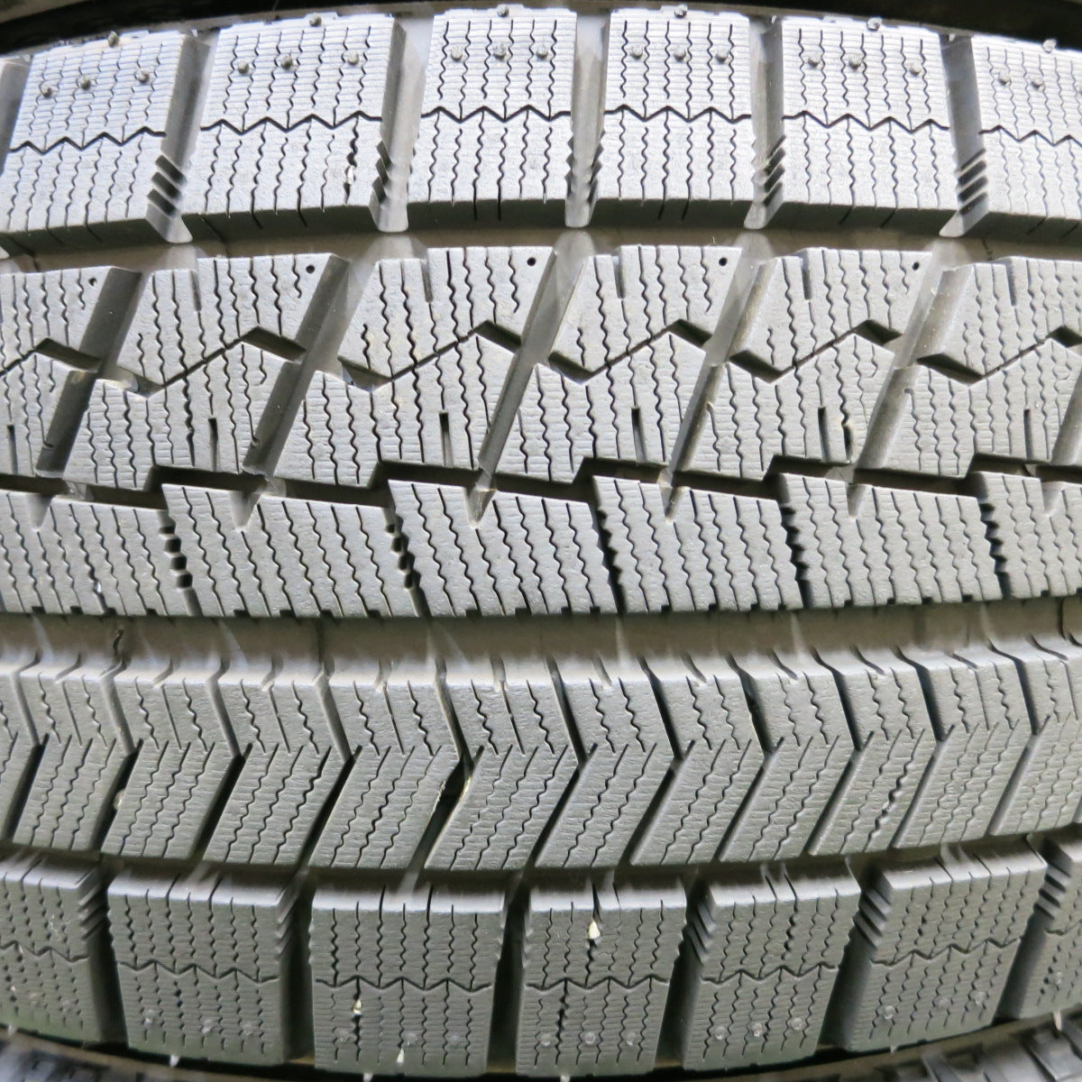 *送料無料*バリ溝！19年！9.5分以上★スタッドレス 215/55R17 ブリヂストン ブリザック VRX タイヤ 17インチ オデッセイ レガシィ エスティマ 等★3103006イスタ