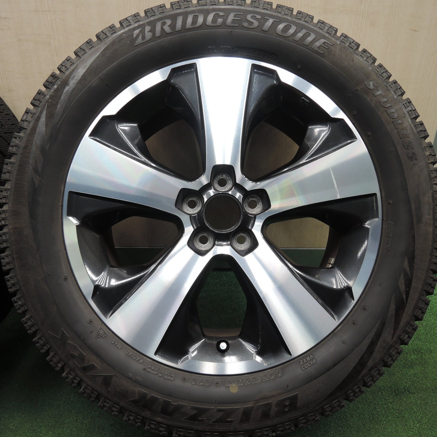 *送料無料* バリ溝！8.5分★スバル フォレスター XV 純正 225/55R17 スタッドレス ブリヂストン ブリザック VRX 17インチ PCD100/5H★4030209HAス
