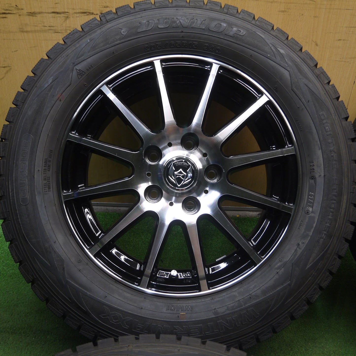 [送料無料]バリ溝！キレイ！9.5分以上★スタッドレス 205/65R15 ダンロップ ウインターマックス WM01 RiZLEY ライツレー 15インチ PCD114.3/5H★3071804KKス