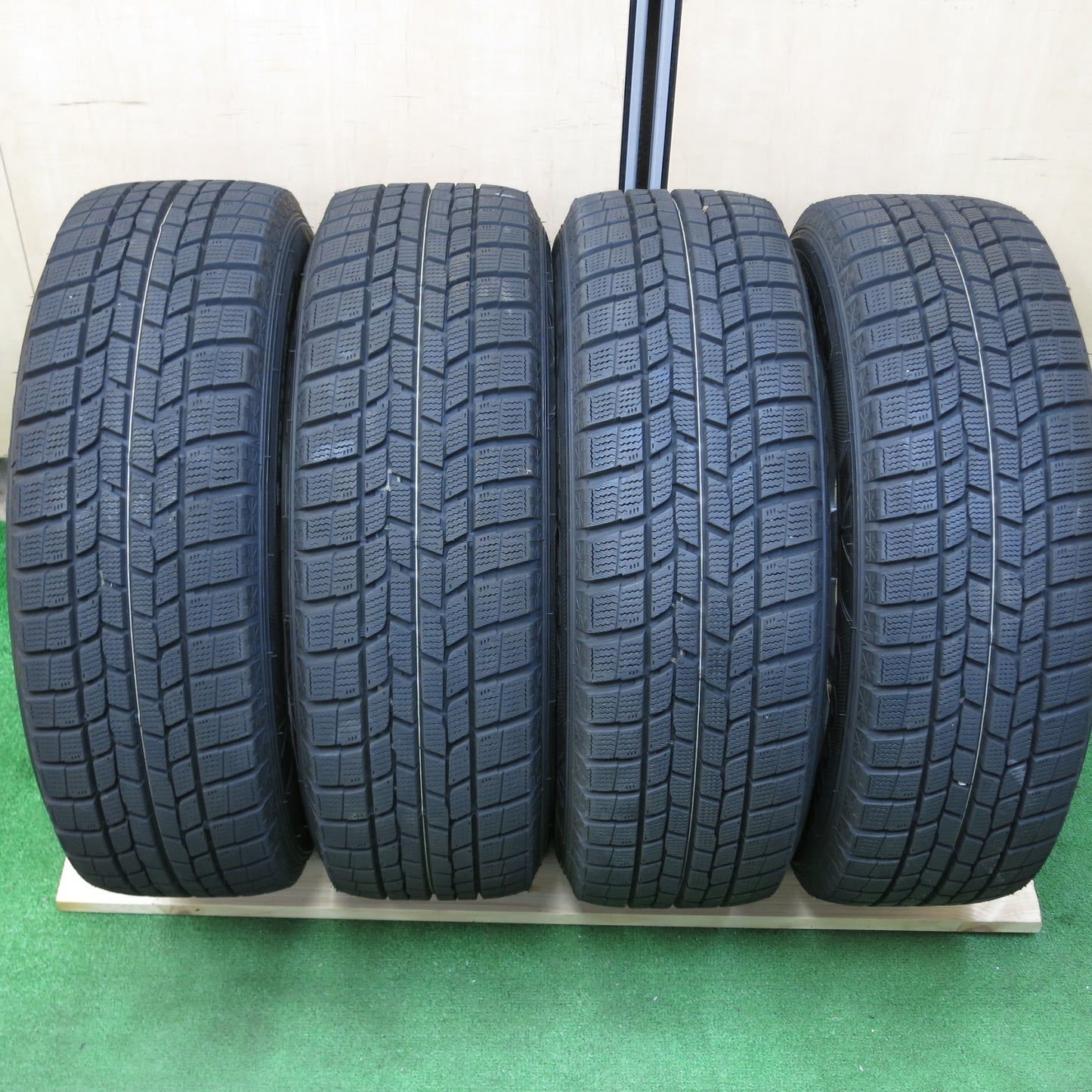 [送料無料]超バリ溝！キレイ！9.5分以上★プリウス 等 195/65R15 スタッドレス グッドイヤー アイスナビ6 ravrion RS01 ラブリオン PCD100/5H★3062401クス