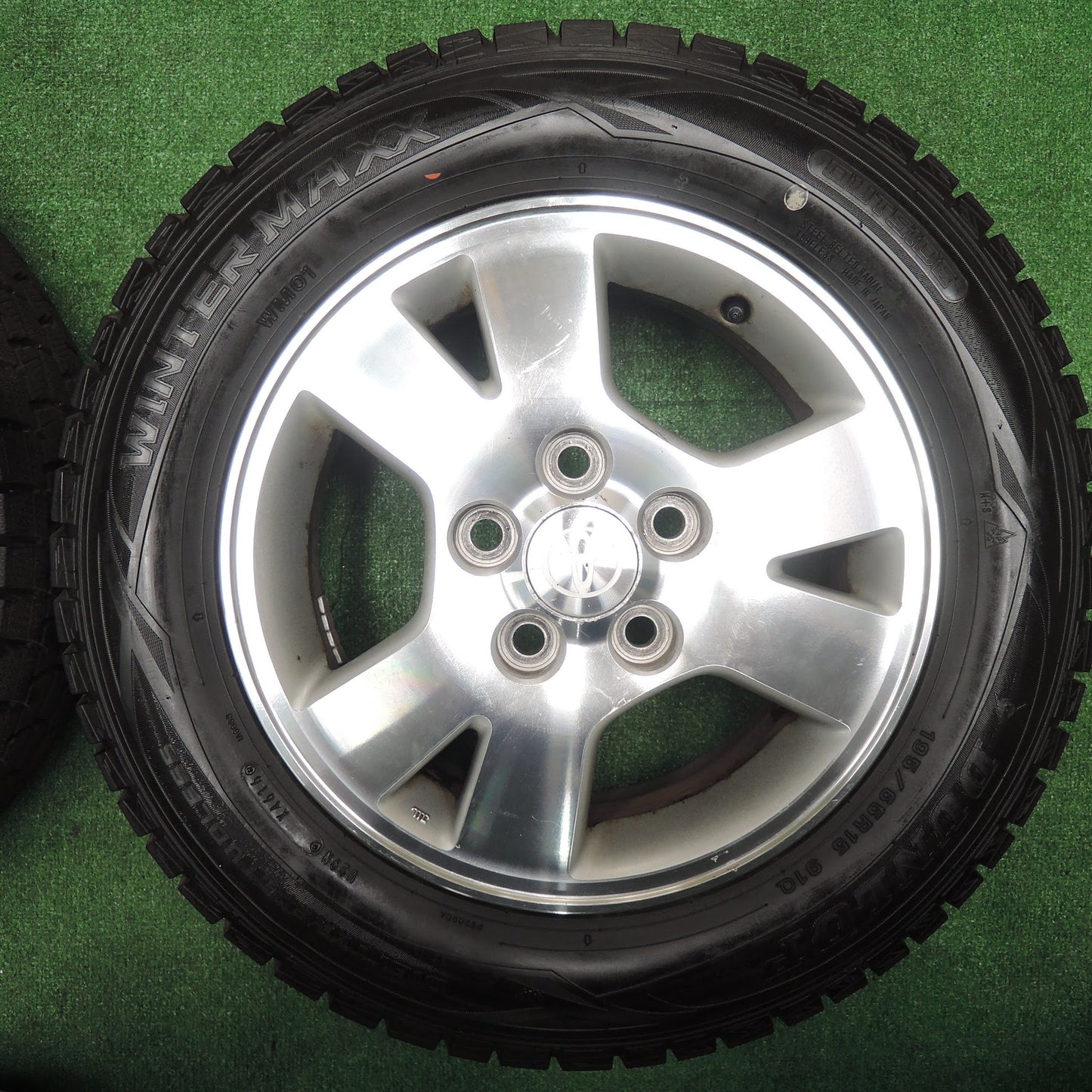 [送料無料]バリ溝！9.5分★トヨタ ノア ヴォクシー 純正 195/65R15 スタッドレス ダンロップ ウインターマックス WM01 15インチ PCD114.3/5H★3091204NJス