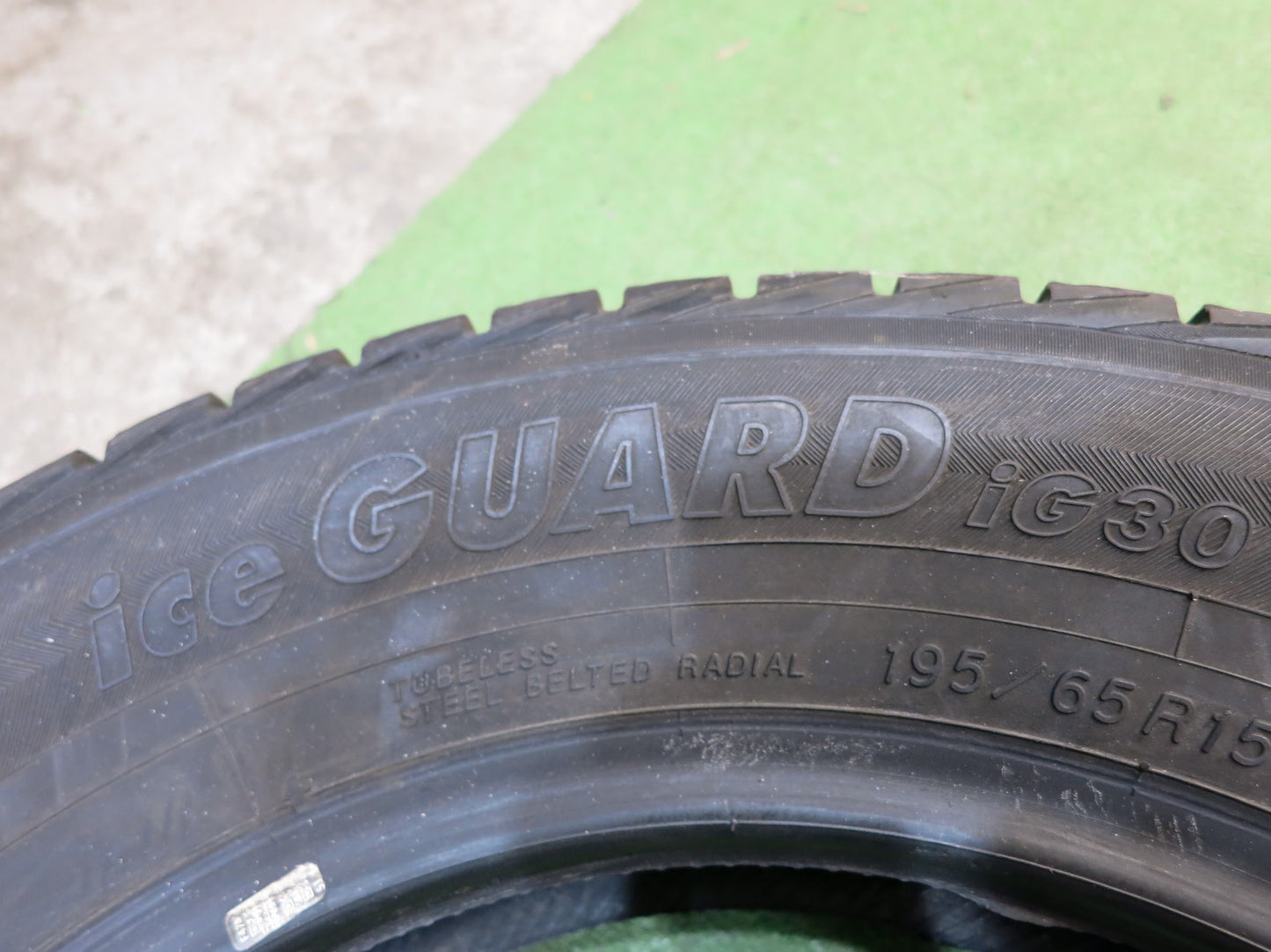 [送料無料]4本価格★スタッドレス 195/65R15 ヨコハマ アイスガード iG30 タイヤ 15インチ プリウス ノア ヴォクシー ウィッシュ エスクァイア 等★2062401Hスタ