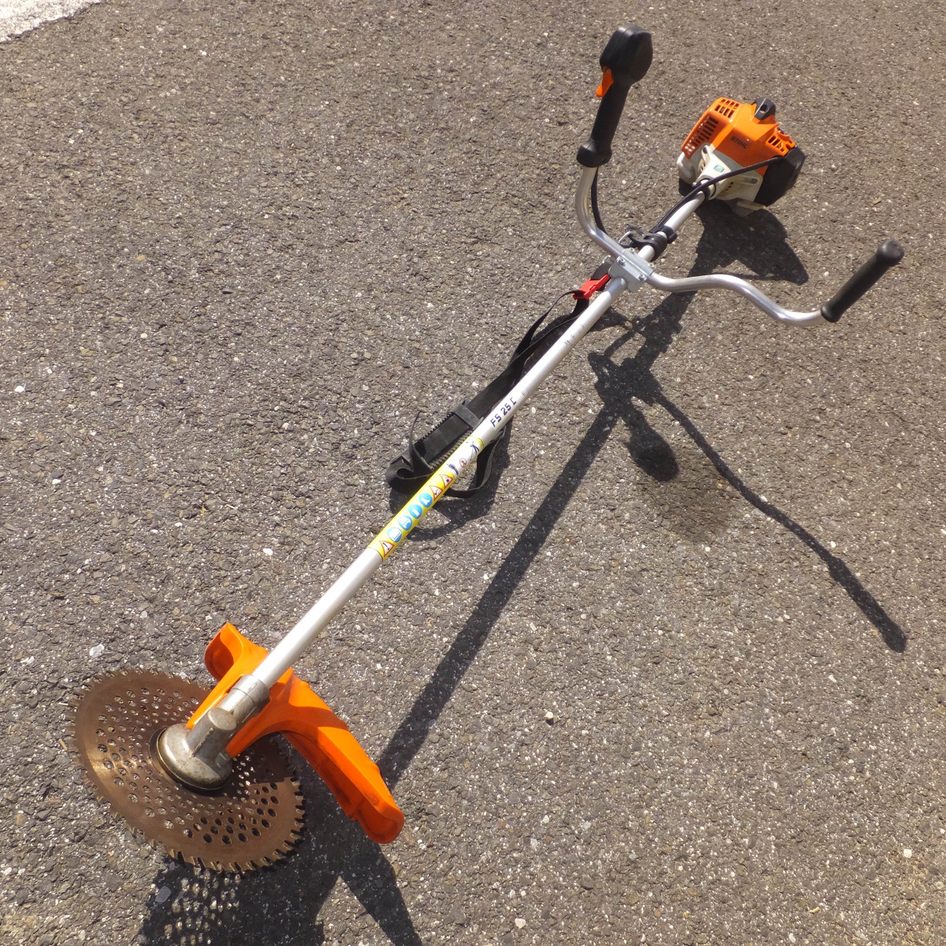 送料無料*岐阜発 ジャンク☆スチール STIHL 刈払機 両手ハンドル FS25C 