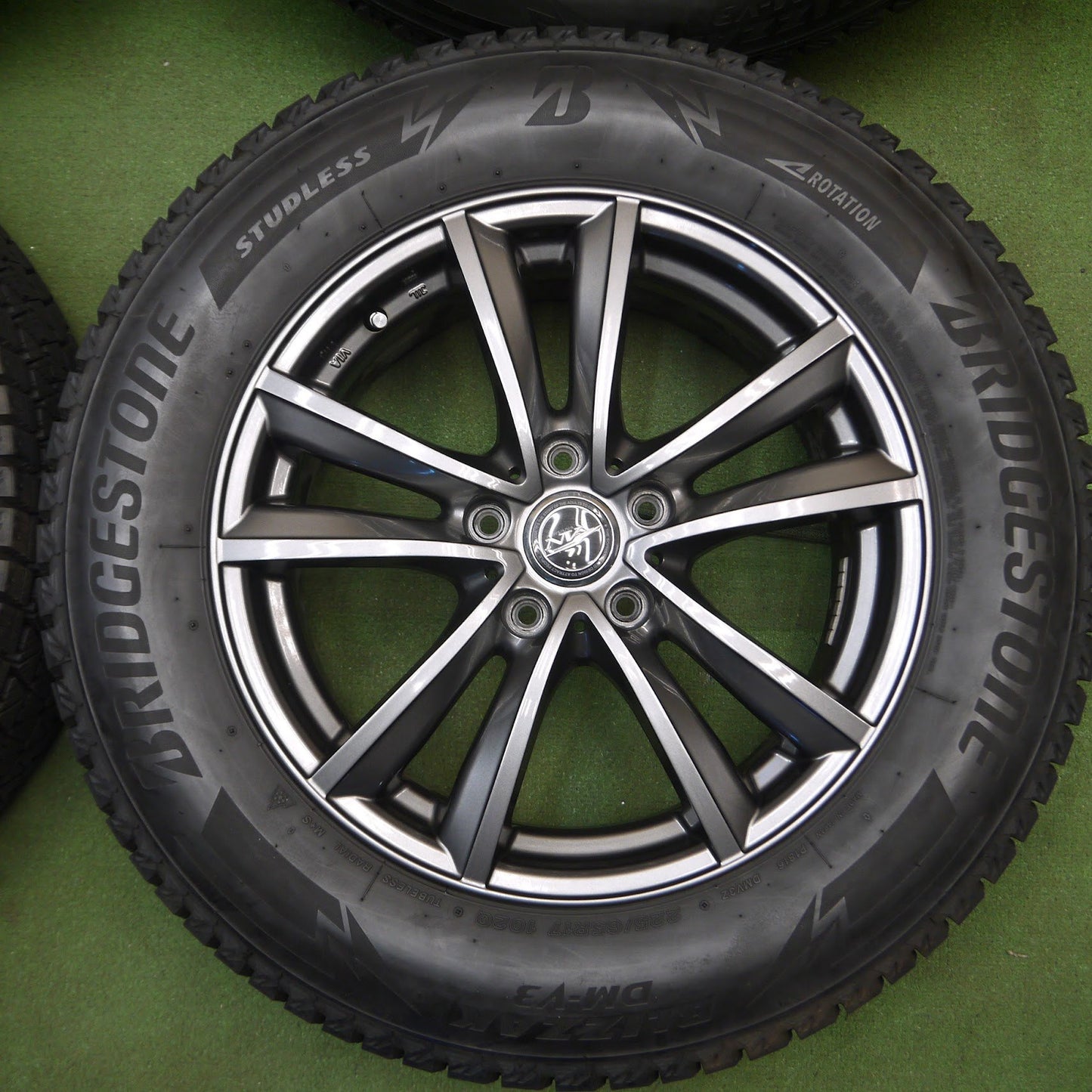 [送料無料]バリ溝！19年！キレイ！9.5分★スタッドレス 225/65R17 ブリヂストン ブリザック DM-V3 NIRVANA NV PCD114.3/5H★3112503KAス