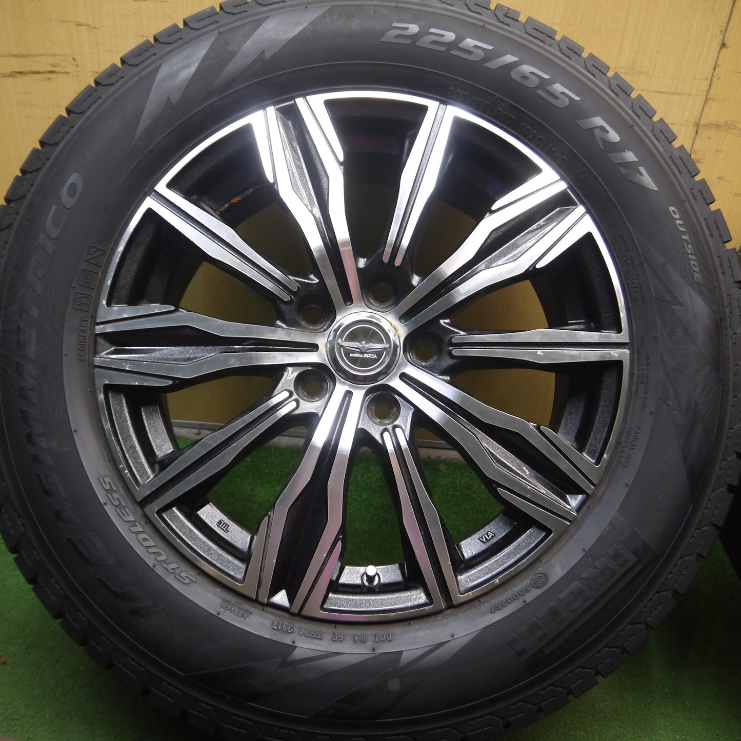 [送料無料]バリ溝！9.5分以上★makina ISOTTA ECCITA LFM517 225/65R17 スタッドレス ピレリ アイスアシンメトリコ マキナイゾッタ PCD114.3/5H★3091204Hス