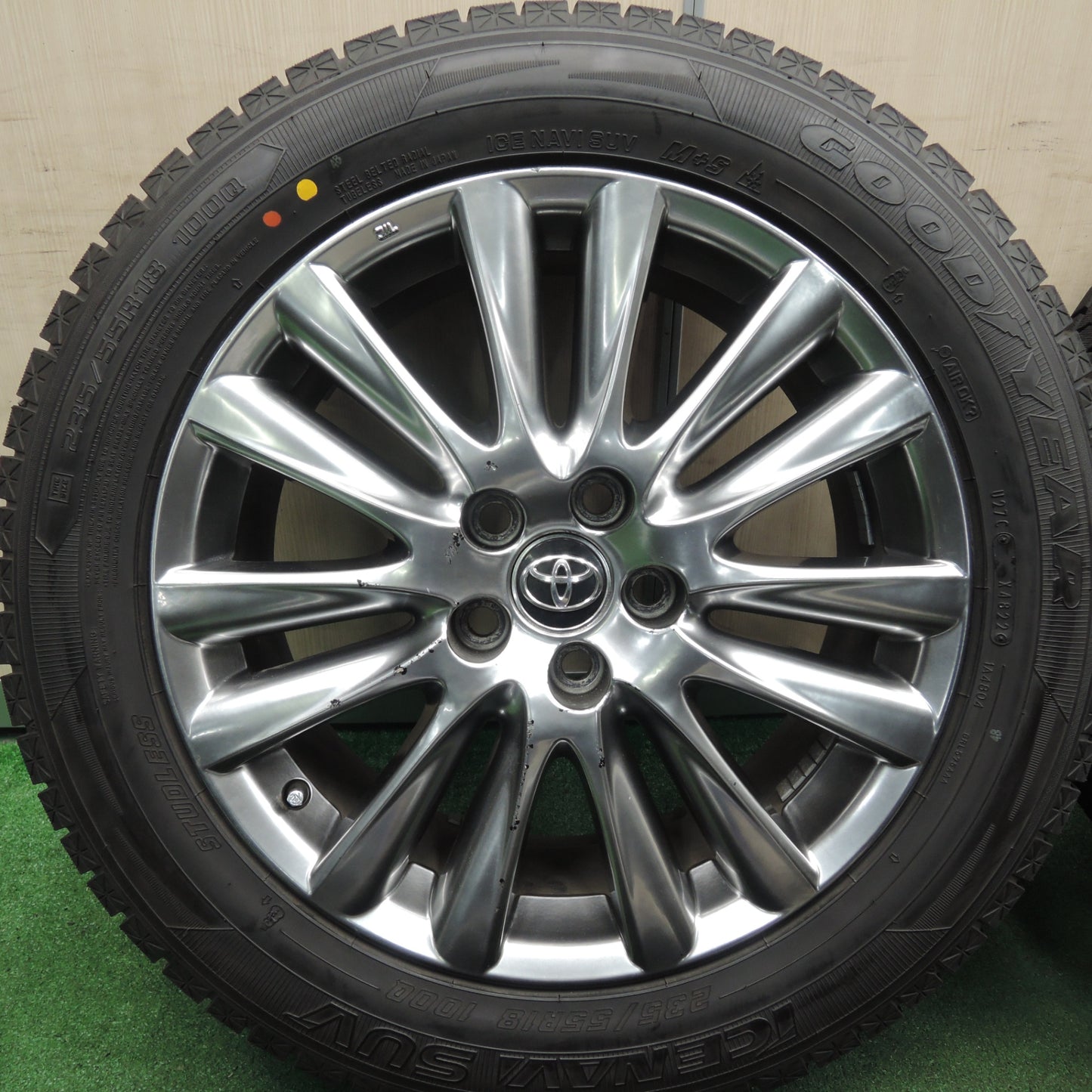 *送料無料* 超バリ溝！22年！キレイ！ほぼ10分★トヨタ 60系 ハリアー 純正 235/55R18 スタッドレス グッドイヤー アイスナビ SUV PCD114.3/5H★4021712HAス