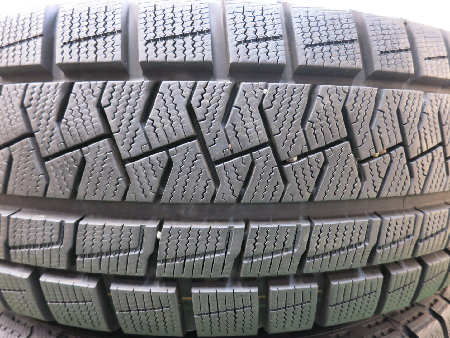 [送料無料]バリ溝！9.5分以上★スタッドレス 185/65R15 ピレリ アイスアシンメトリコ プラス STRANGER ストレンジャー 15インチ PCD100/4H★3030104ヒス