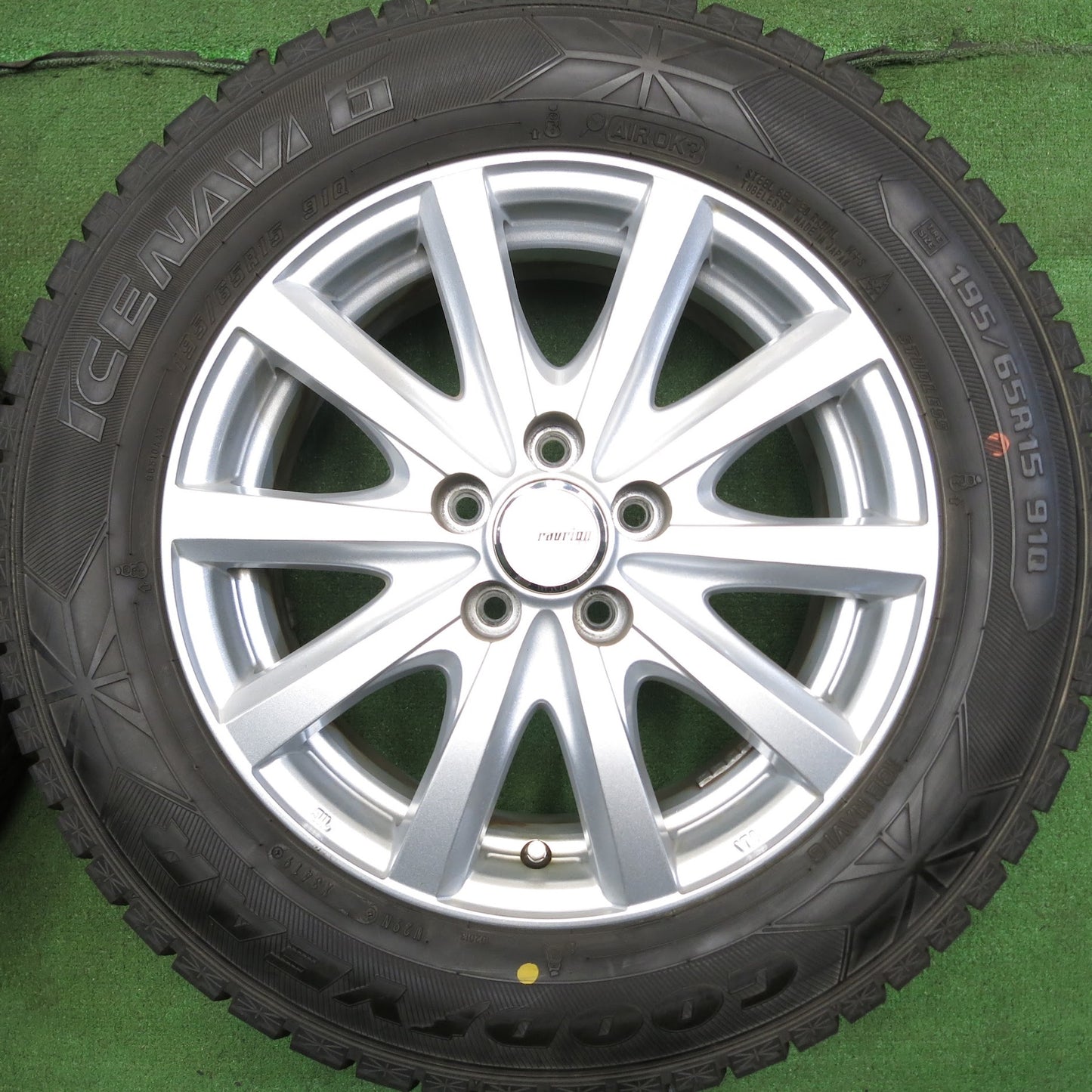 [送料無料]バリ溝！19年！キレイ！9.5分★プリウス 等 195/65R15 スタッドレス グッドイヤー アイスナビ6 ravrion RS01 ラブリオン PCD100/5H★3061912Hス