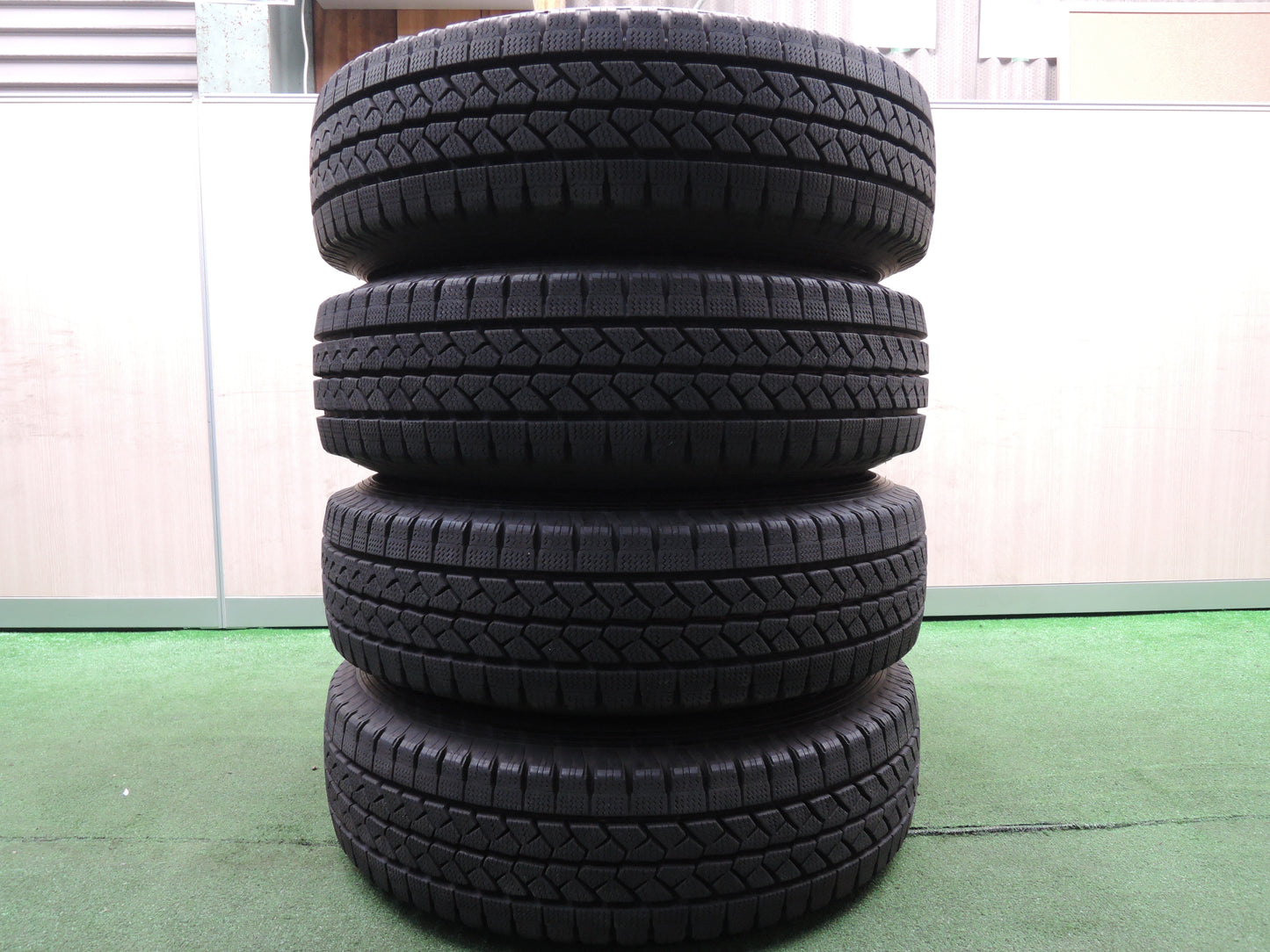 *送料無料*超バリ溝！21年！9.5分以上★スタッドレス 195/80R15 ブリヂストン ブリザック VL1 社外 アルミ 15インチ PCD139.7/6H★3112507HAス