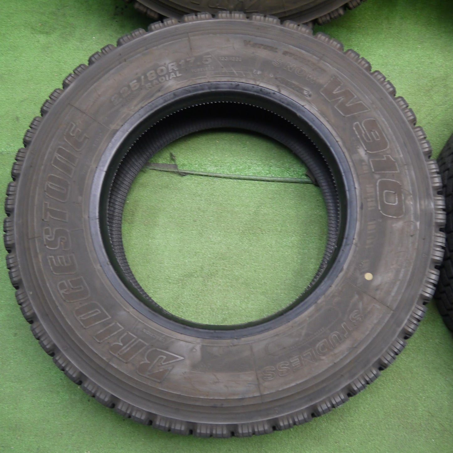 [送料無料]バリ溝！22年！9分★トラック タイヤ 225/80R17.5 123/122L スタッドレス ブリヂストン W910 17.5インチ★3041108クスタ