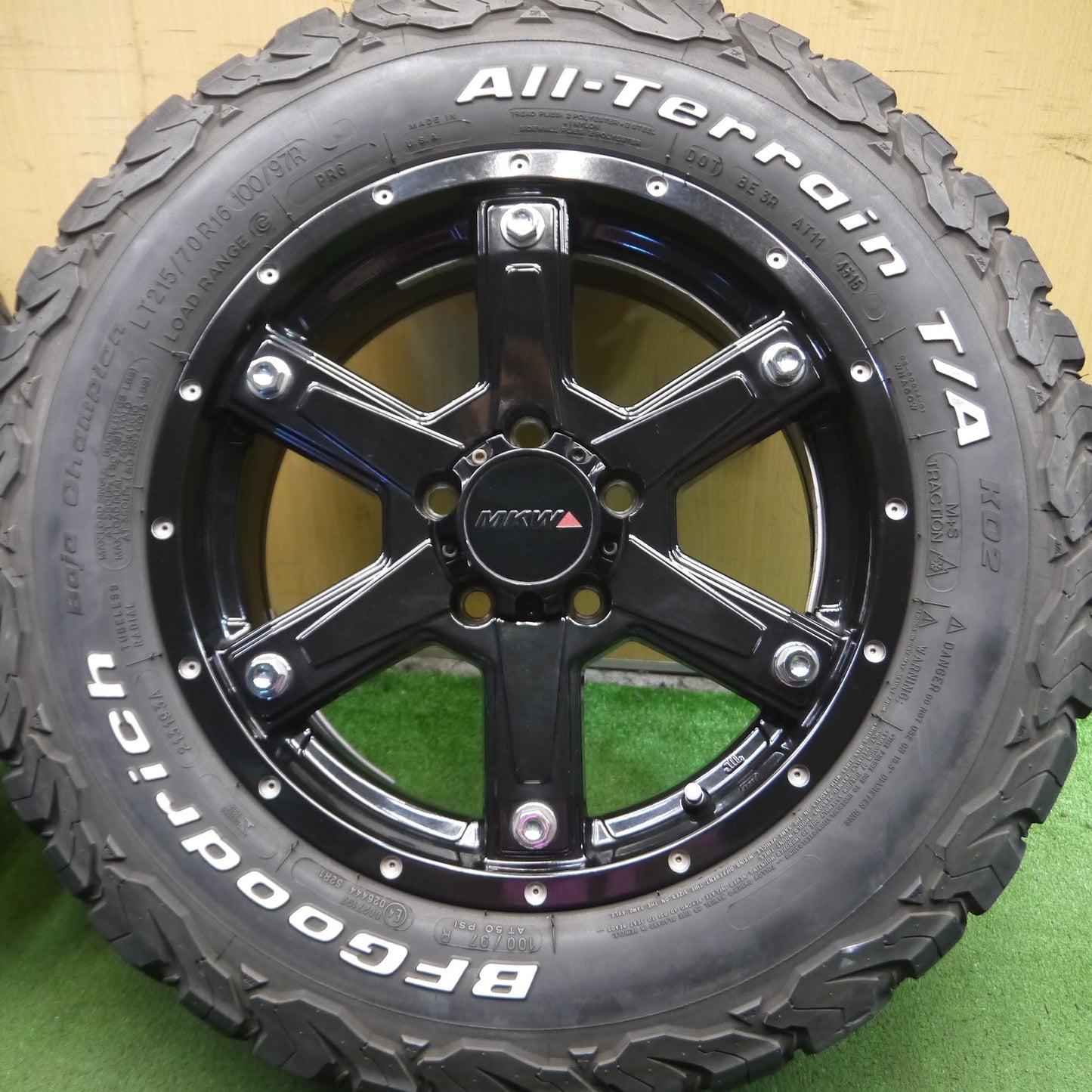 [送料無料]バリ溝！キレイ！9.5分★MKW MK-56 215/70R16 100/97R ホワイトレター BFグッドリッチ All-Terrain T/A KO2 16インチ PCD114.3/5H★3091504Hノ