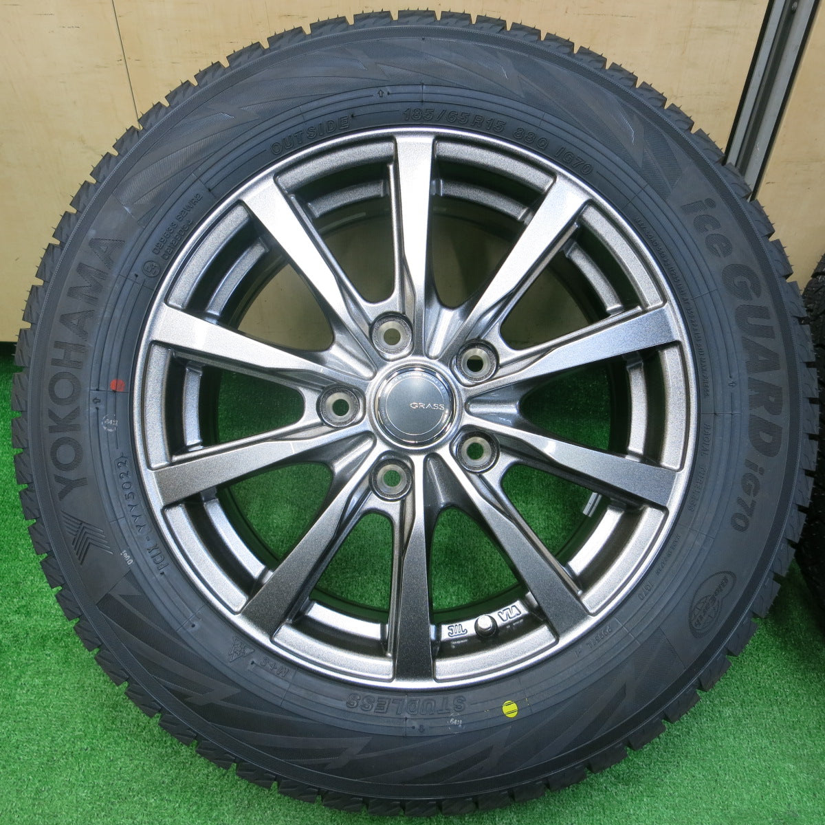 *送料無料*未使用！22年★スタッドレス 185/65R15 ヨコハマ アイスガード iG70 GRASS グラス 15インチ PCD114.3/5H★3111503イス