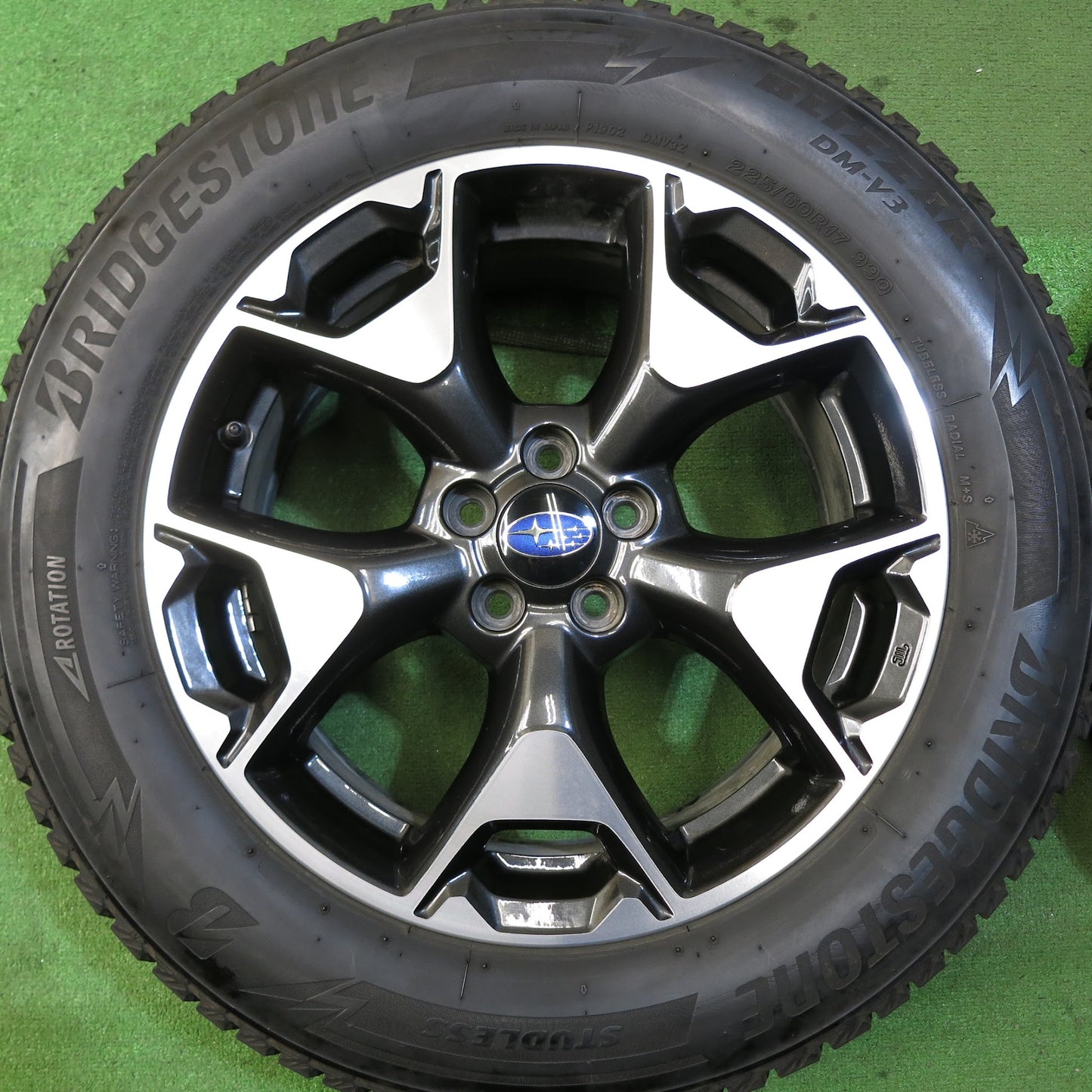 [送料無料]バリ溝！19年！キレイ！9.5分★スバル XV 純正 225/60R17 スタッドレス ブリヂストン ブリザック DM-V3 17インチ PCD100/5H★3051908Hス