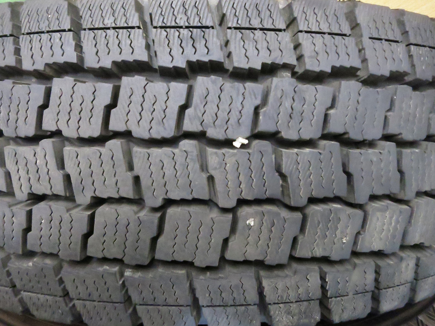 [送料無料]バリ溝！9.5分以上★トヨタ 200系 ハイエース 純正 スチール 195/80R15 スタッドレス グッドイヤー アイスナビ カーゴ PCD139.7/6H★3022208Hス