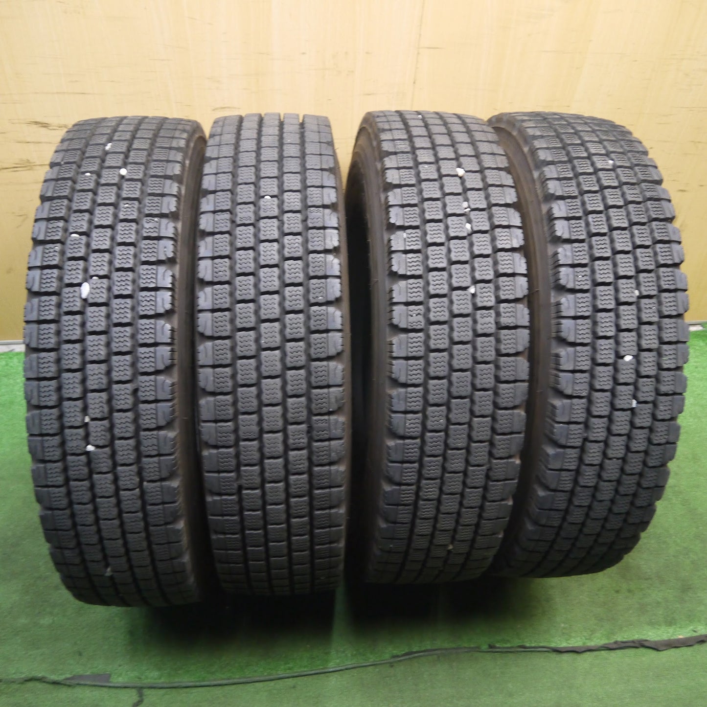 [送料無料]バリ溝！22年！9分★トラック タイヤ 225/80R17.5 123/122L スタッドレス ブリヂストン W910 17.5インチ★3052701クスタ