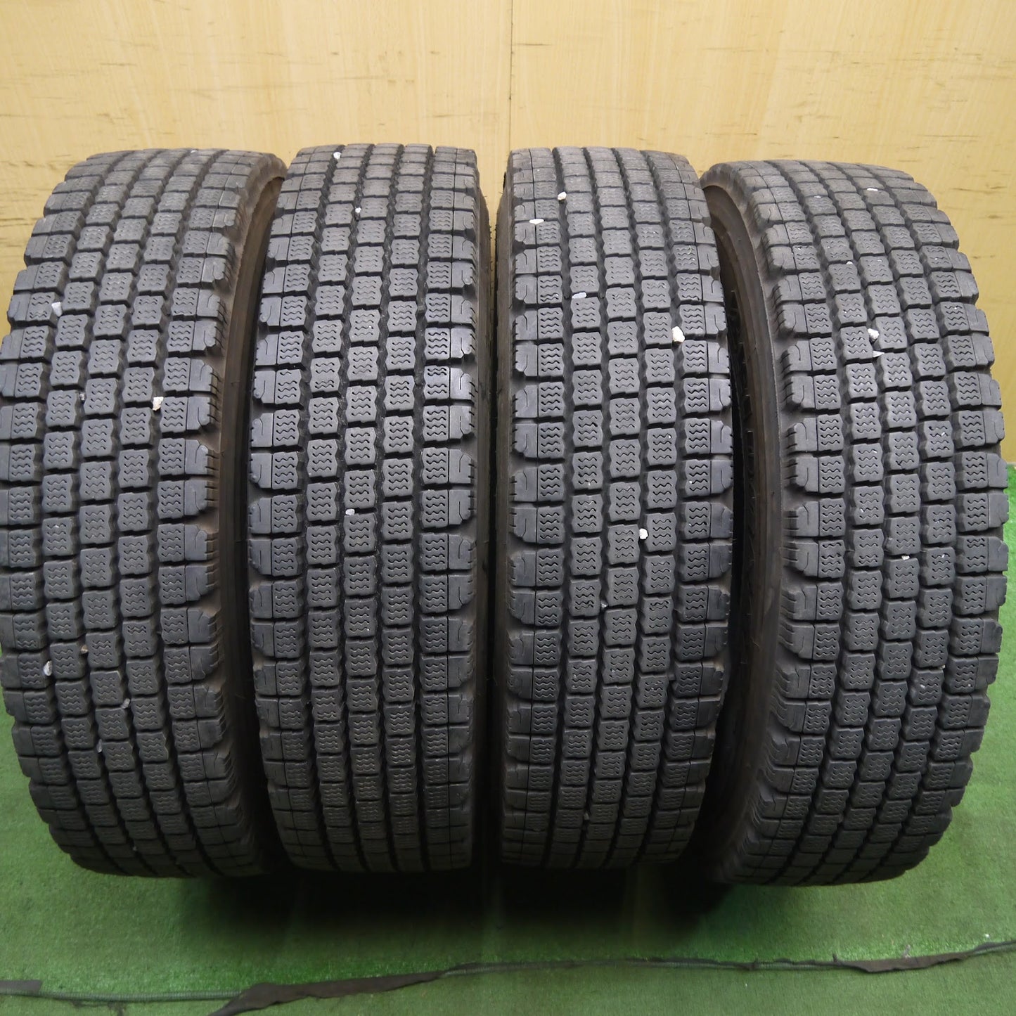 [送料無料]バリ溝！22年！8.5分★トラック タイヤ 225/80R17.5 123/122L スタッドレス ブリヂストン W910 17.5インチ★3040401クスタ