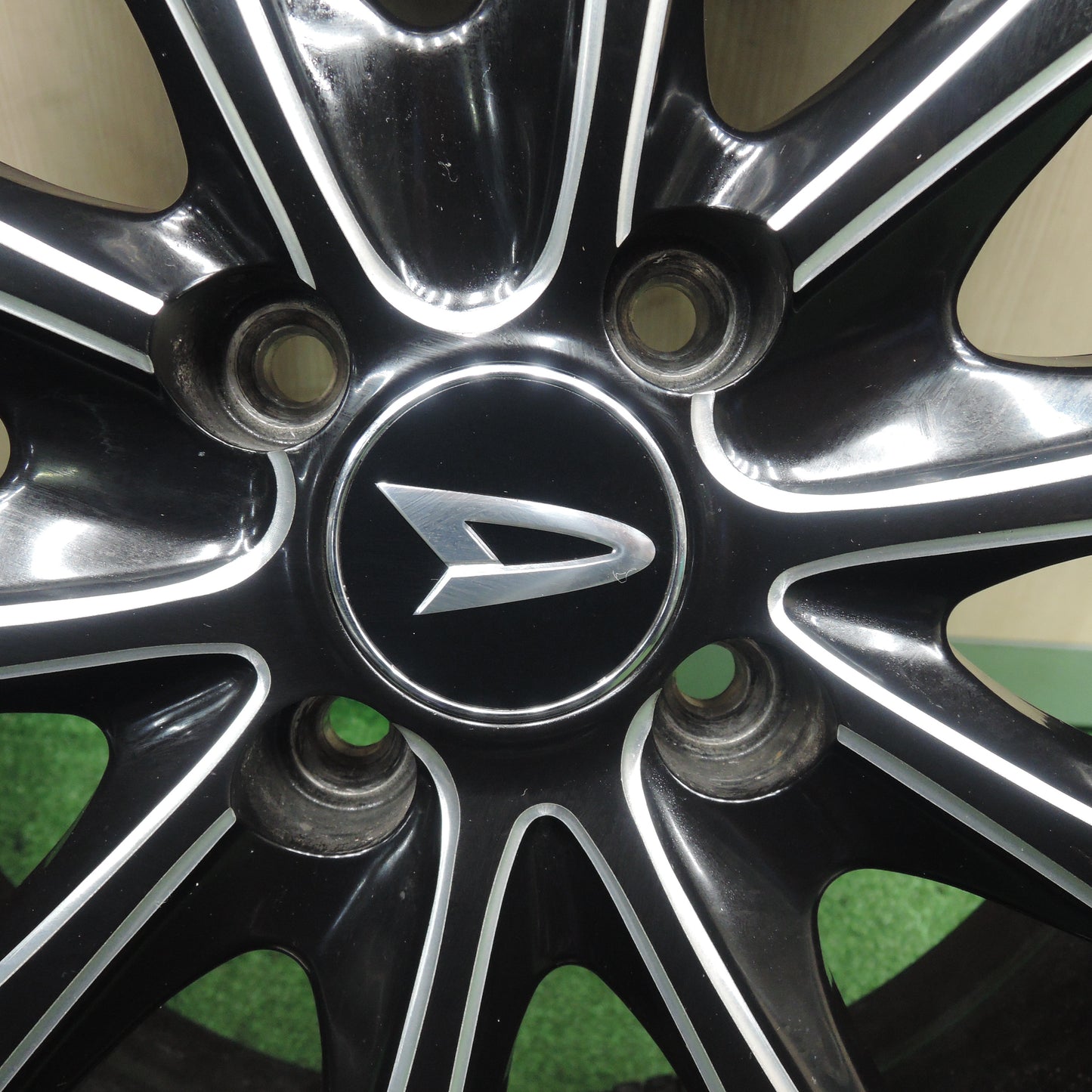 *送料無料*バリ溝！19年！キレイ！9.5分★ダイハツ ロッキー 純正 195/60R17 スタッドレス ブリヂストン ブリザック VRX2 17インチ PCD100/4H★3111706NJス