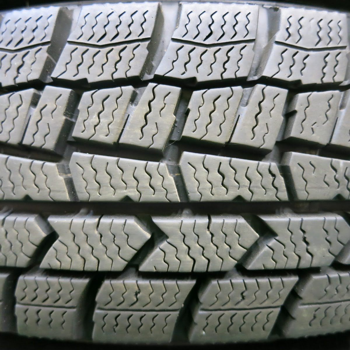 [送料無料] バリ溝！20年！綺麗！8.5分★スタッドレス 145/80R13 ダンロップ ウインターマックスWM02 EuroSpeed PCD100/4H★3120605イス
