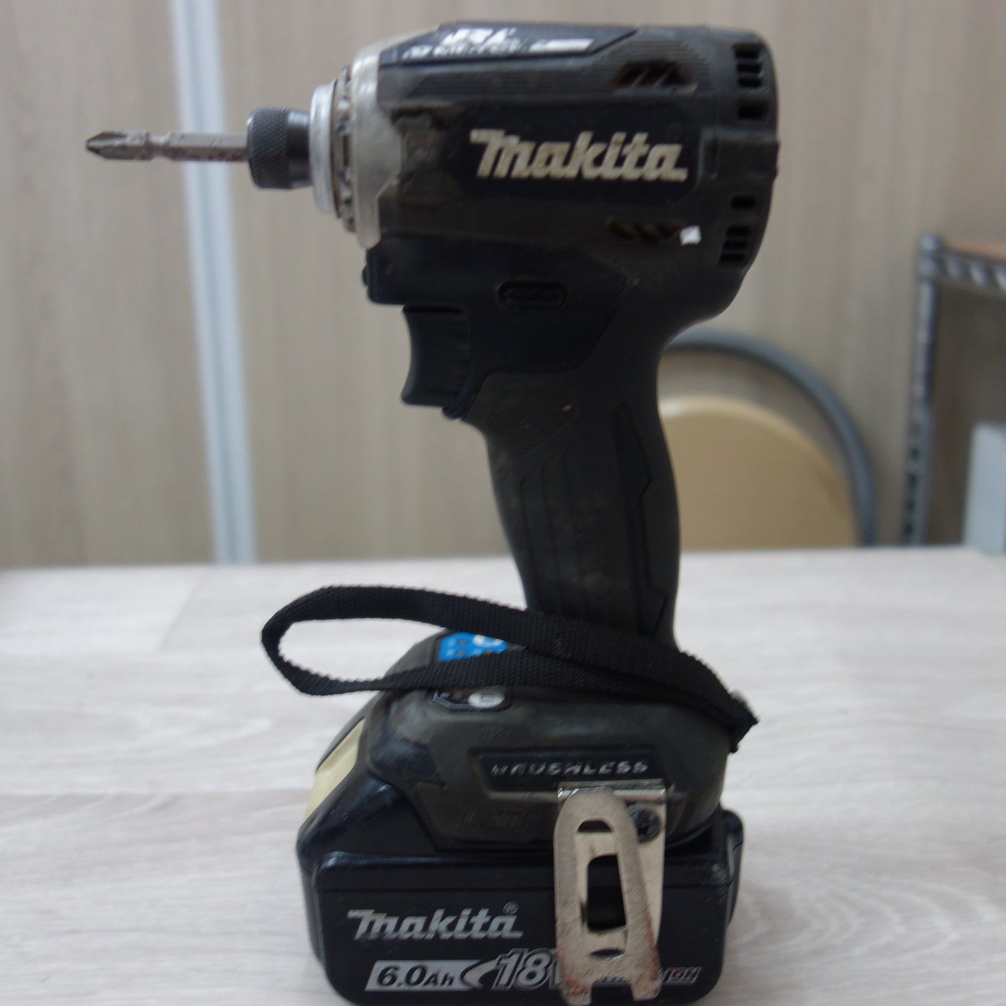 [送料無料] バッテリー2個！付属品付☆マキタ 充電式 インパクトドライバ TD171DRGXB 電動 工具 makita 充電器 DC18RF☆