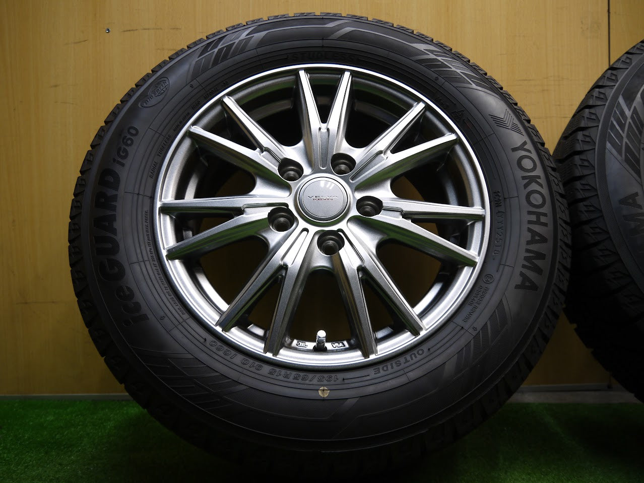 [送料無料]バリ溝！18年！キレイ！9.5分以上★スタッドレス 195/65R15 ヨコハマ アイスガード iG60 VELVA KEVIN ヴェルヴァ 15インチ PCD114.3/5H★