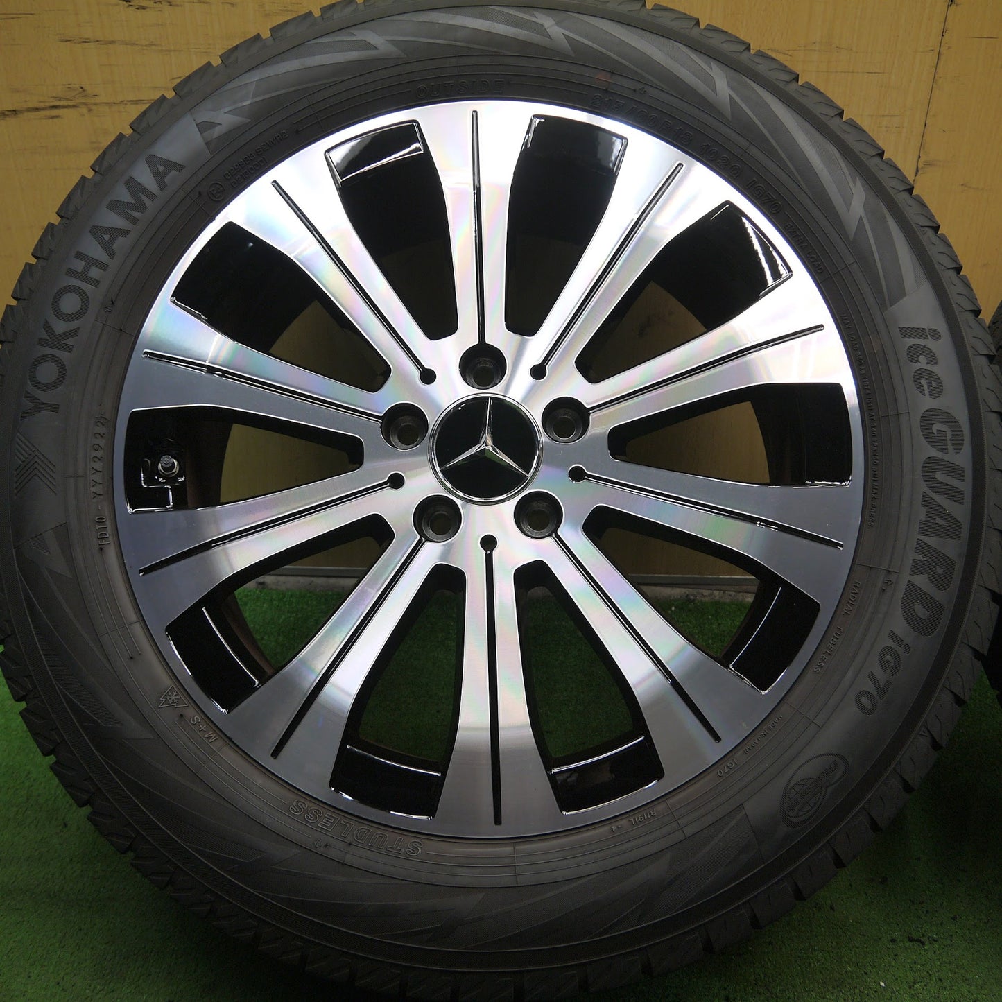 [送料無料]バリ溝！22年！キレイ！ほぼ10分★ベンツ EQA W243 H243 純正 215/60R18 スタッドレス ヨコハマ アイスガード iG70 18インチ PCD112/5H★3070705Hス