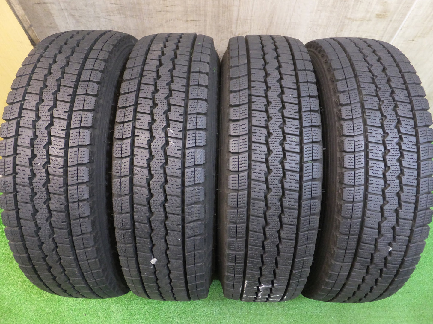 [送料無料]バリ溝！20年！9.5分以上★スタッドレス 165R13 6PR ダンロップ ウインターマックス SV01 SEVAL 社外 アルミ 13インチ PCD100 114.3/4H★2082902Hス