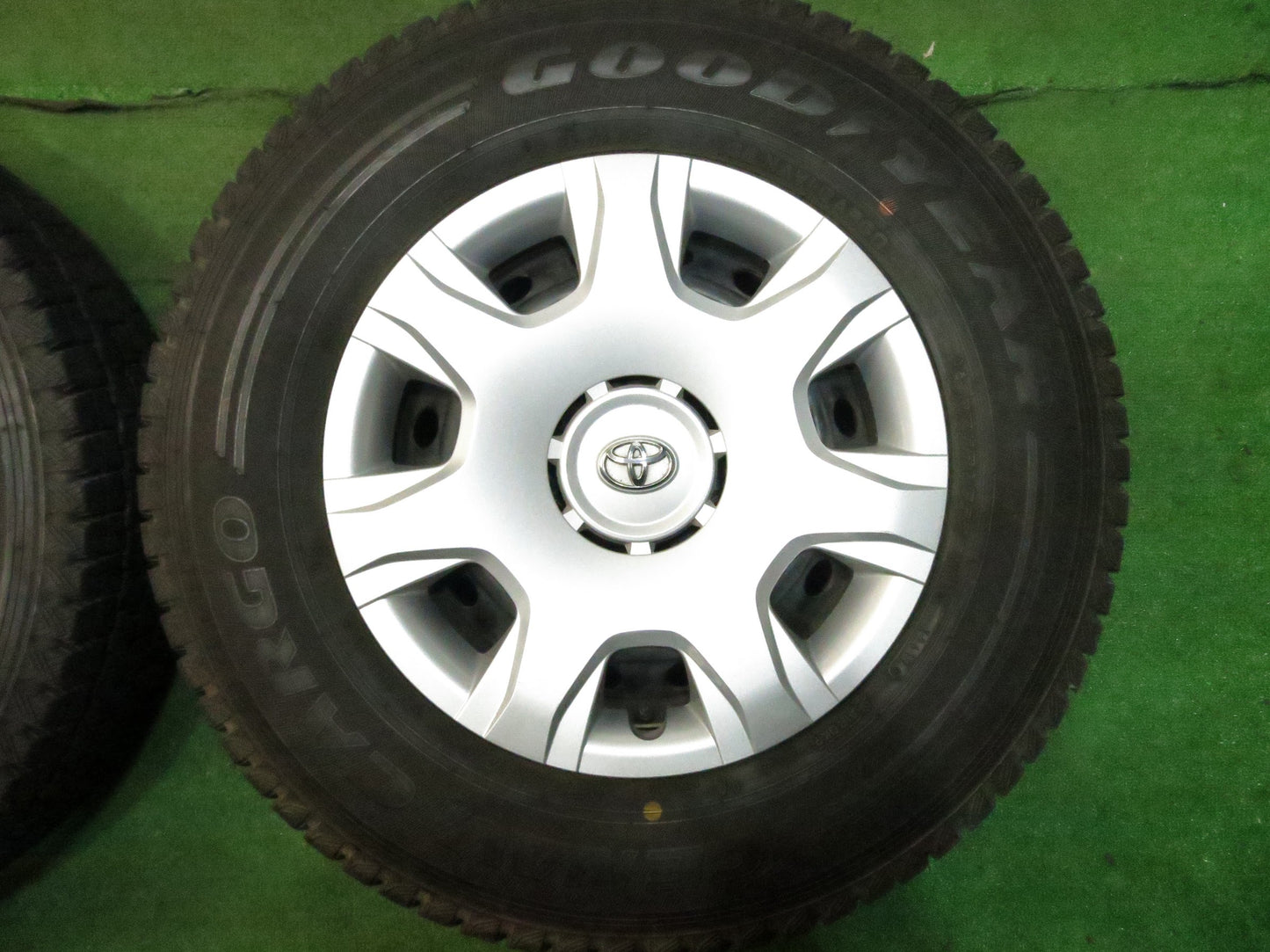 [送料無料]バリ溝！9.5分以上★トヨタ 200系 ハイエース 純正 スチール 195/80R15 スタッドレス グッドイヤー アイスナビ カーゴ PCD139.7/6H★3022208Hス