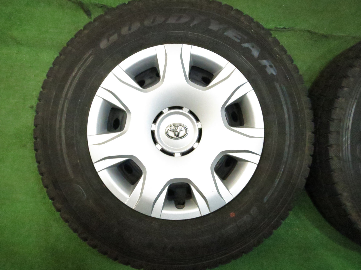 [送料無料]バリ溝！9.5分以上★トヨタ 200系 ハイエース 純正 スチール 195/80R15 スタッドレス グッドイヤー アイスナビ カーゴ PCD139.7/6H★3022208Hス