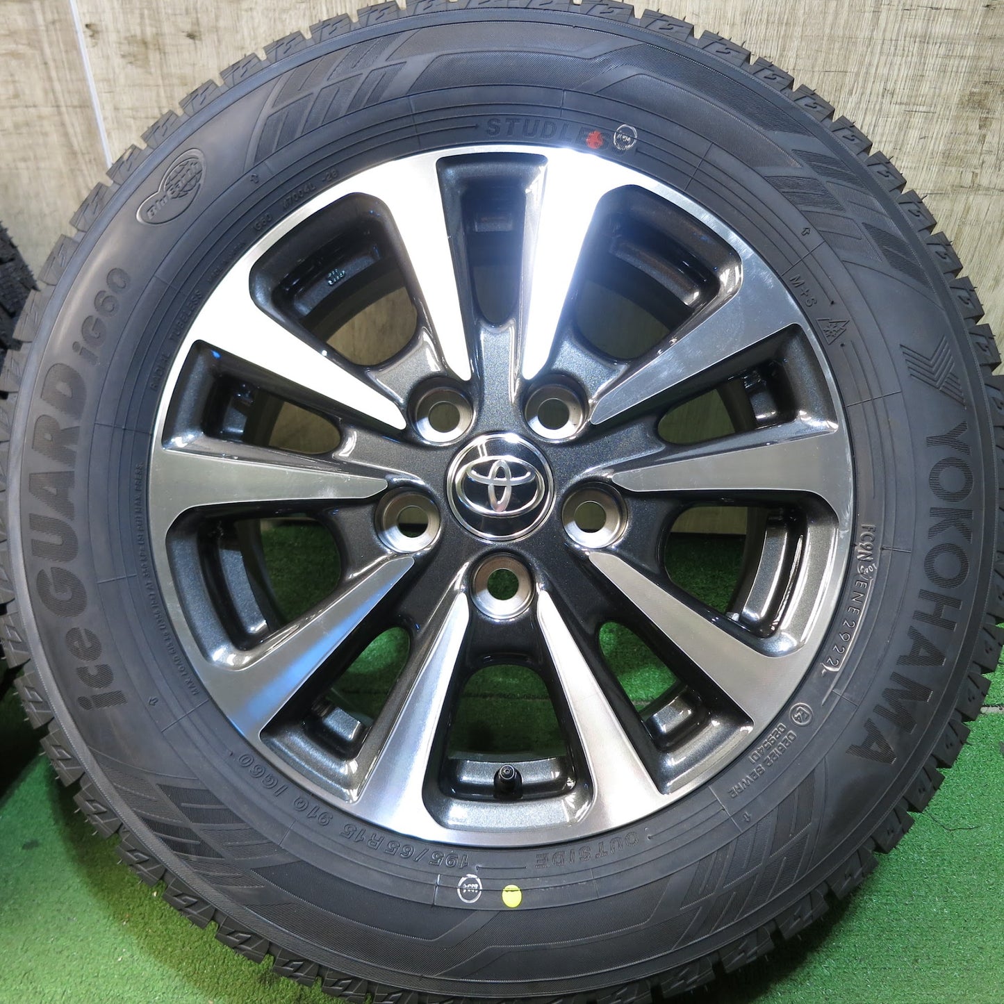 [送料無料]タイヤ未使用！22年★トヨタ 80系 ノア ヴォクシー エスクァイア 純正 195/65R15 スタッドレス ヨコハマ アイスガード iG60 PCD114.3/5H★3052207Hス