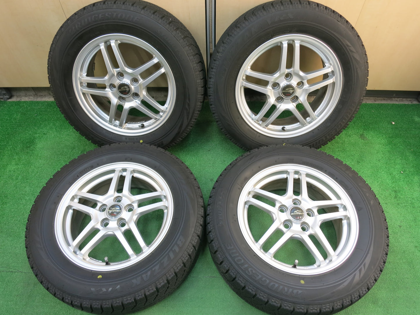 [送料無料]バリ溝！キレイ！8.5分★スタッドレス 195/65R15 ブリヂストン ブリザック VRX SCHNEIDER ATECH シュナイダー 15インチ PCD100/5H★3022503ヒス