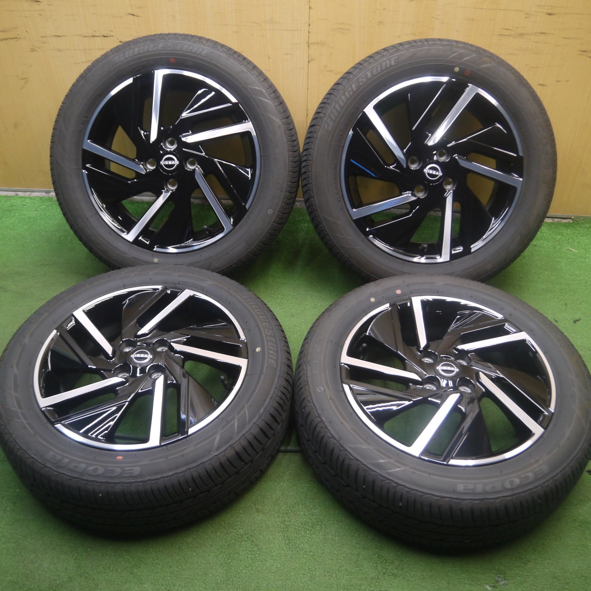 送料無料* バリ溝！22年！キレイ！9.5分☆日産 E13 ノート 純正 185