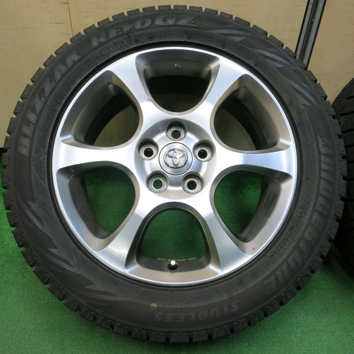 *送料無料*バリ溝！8.5分★トヨタ 50系 エスティマ 純正 225/55R17 スタッドレス ブリヂストン ブリザック REVO GZ 17インチ PCD114.3/5H★4012907イス