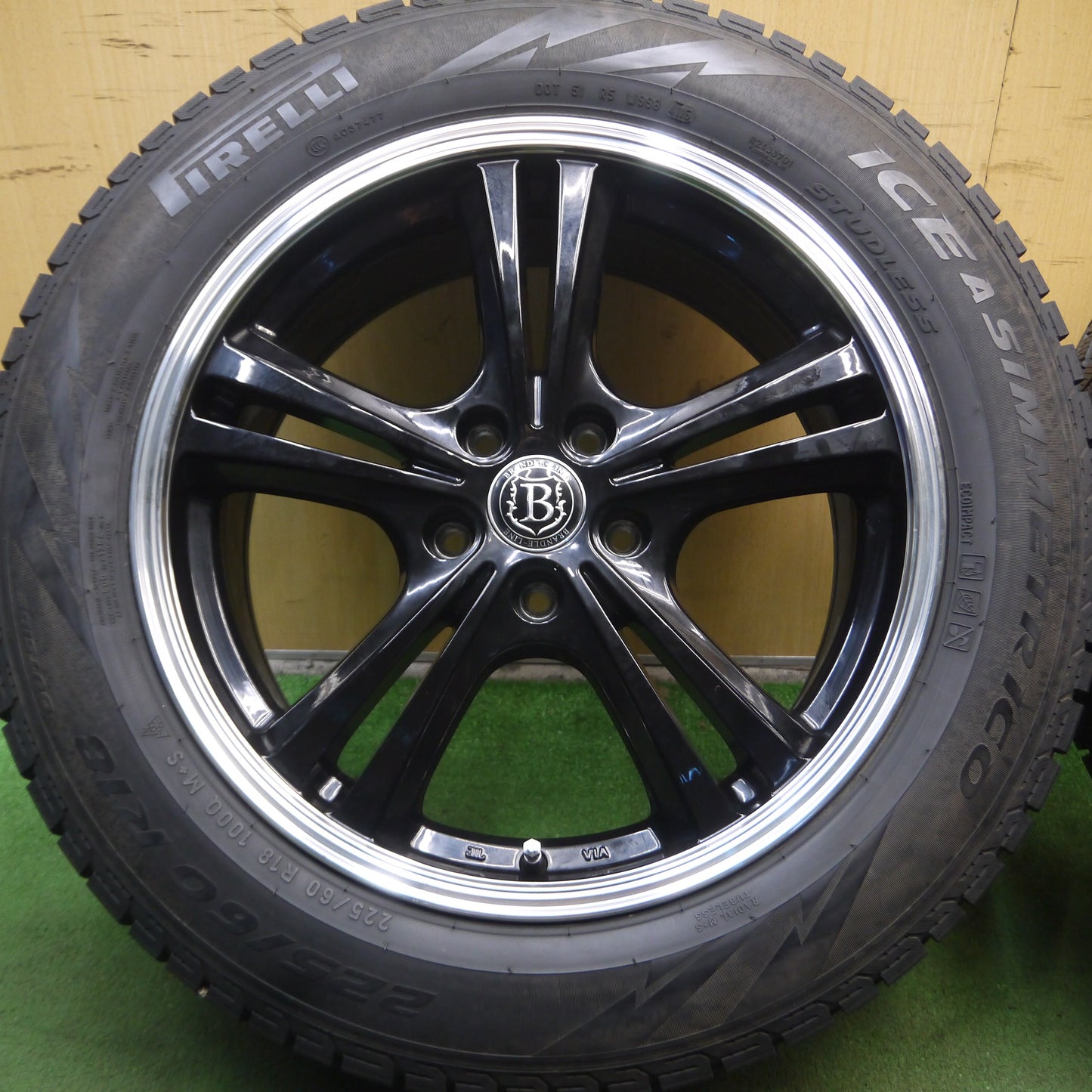 *送料無料*バリ溝！キレイ！9分★スタッドレス 225/60R18 ピレリ アイスアシンメトリコ BRANDLE-LINE 18インチ PCD114.3/5H★3120403Hス