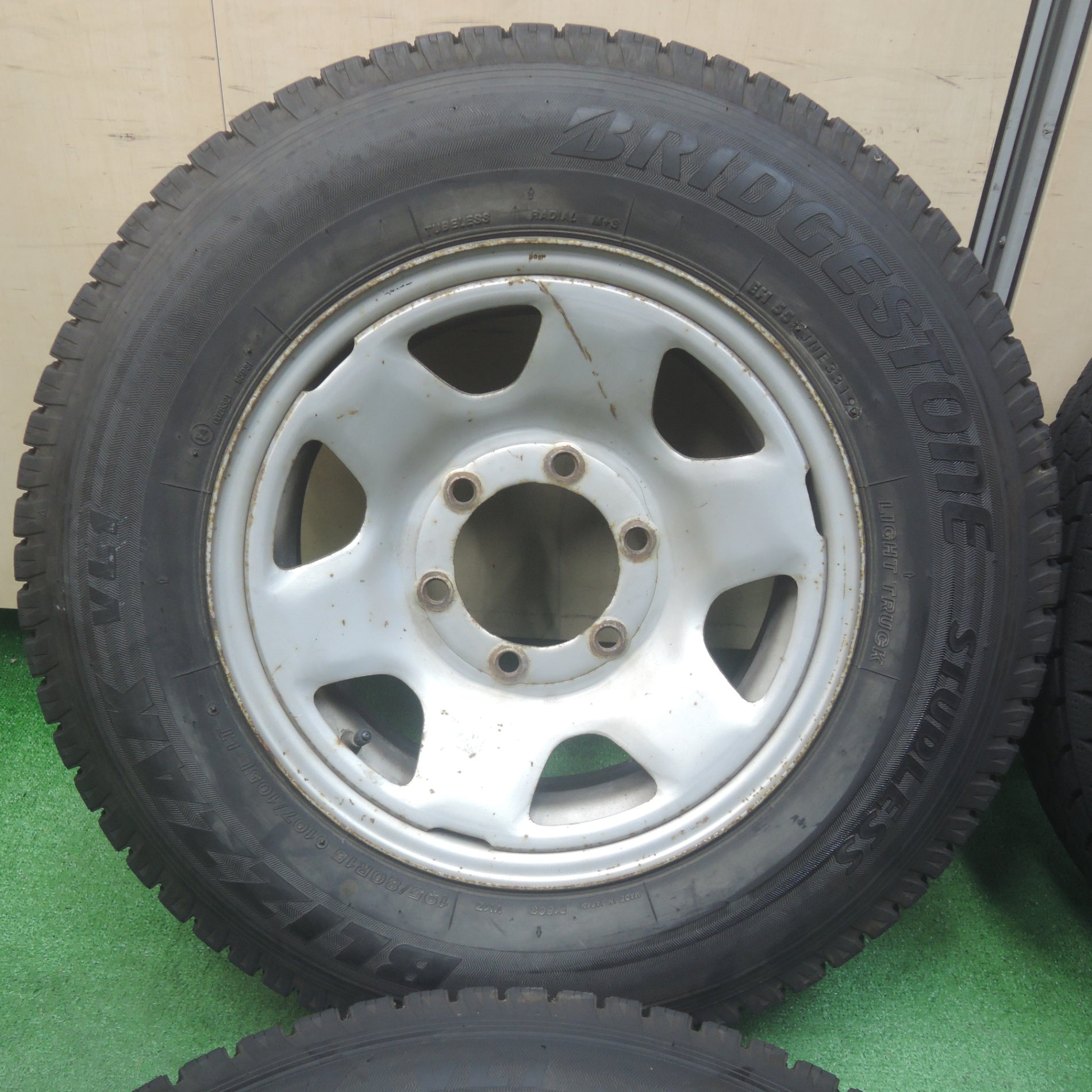 送料無料*バリ溝！9.5分☆トヨタ ハイエース 純正 スチール 195/80R15